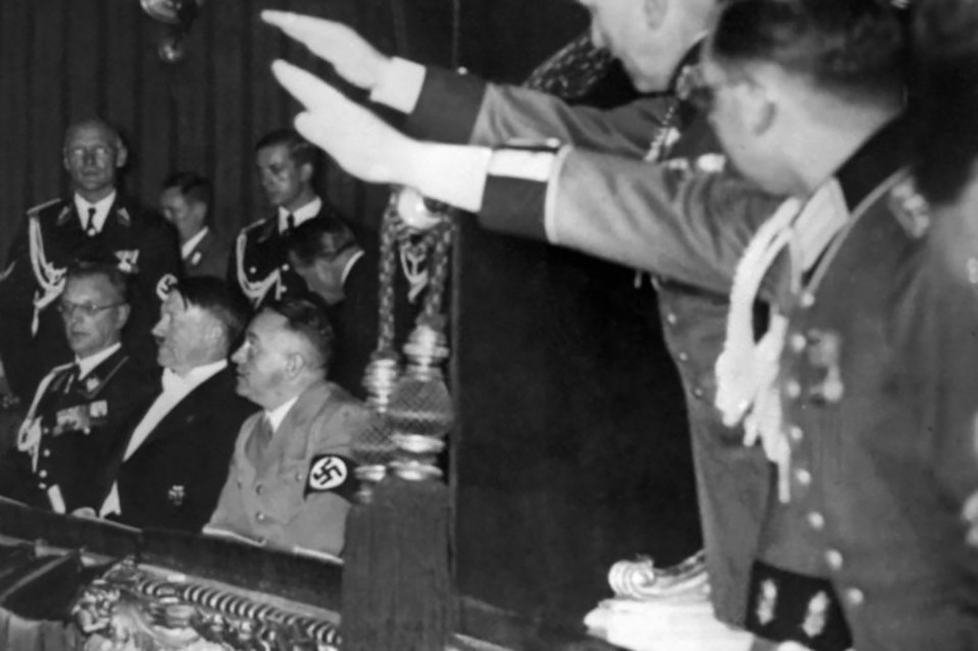 Hitler y Bormann durante un concierto de la Filarmónica de Viena 