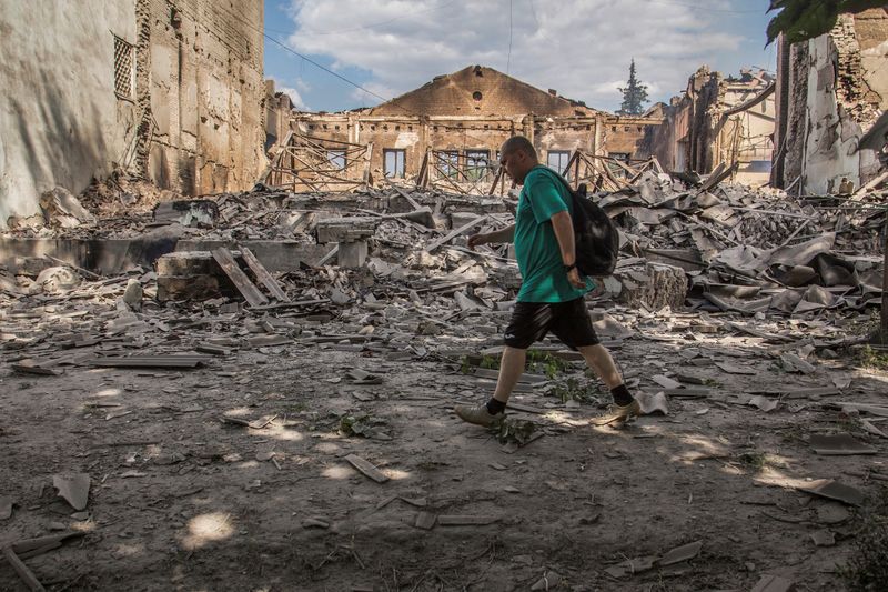 Un residente local camina frente a un edificio destruido por un ataque militar, mientras continúa el ataque de Rusia contra Ucrania, en Lysychansk, región de Lugansk, Ucrania, 17 de junio de 2022. REUTERS/Oleksandr Ratushniak