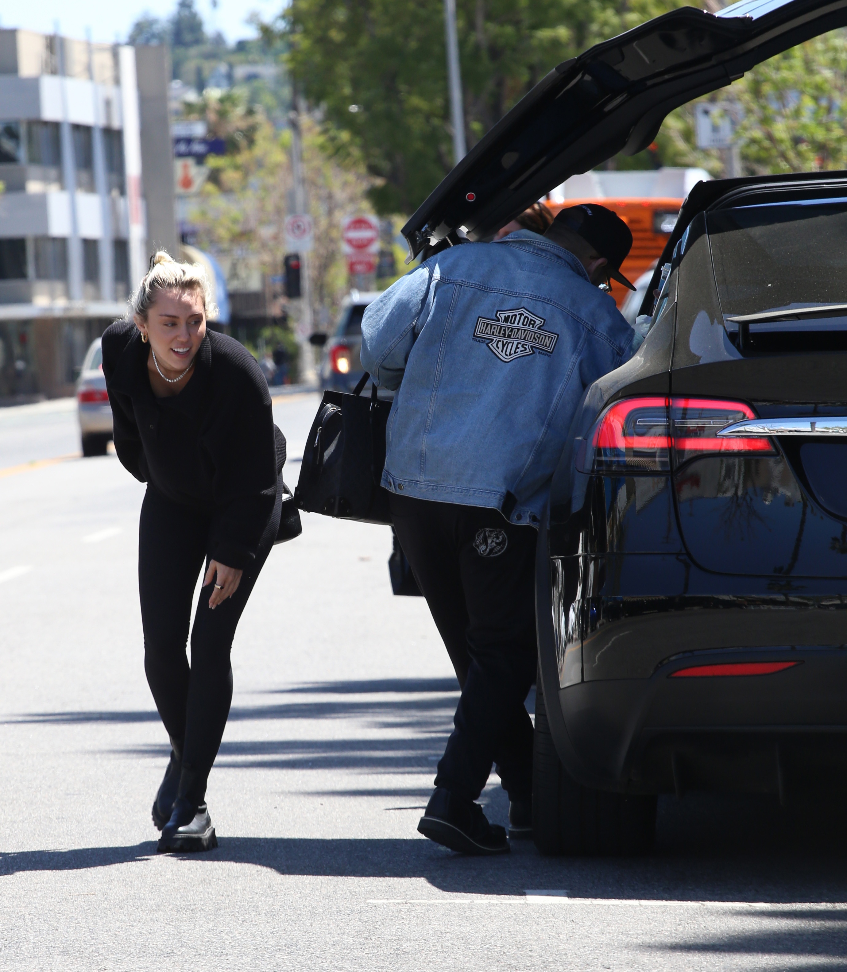 Miley Cyrus fue fotografiada cuando bajaba de su auto X Tesla y se dirigía a almorzar en el exclusivo restaurante Joan's on Third, en Los Ángeles. La artista se reunió allí con con un grupo de amigos. Lució un look total black de leggins, tapado, borcegos y cartera de cuero (Fotos: The Grosby Group)