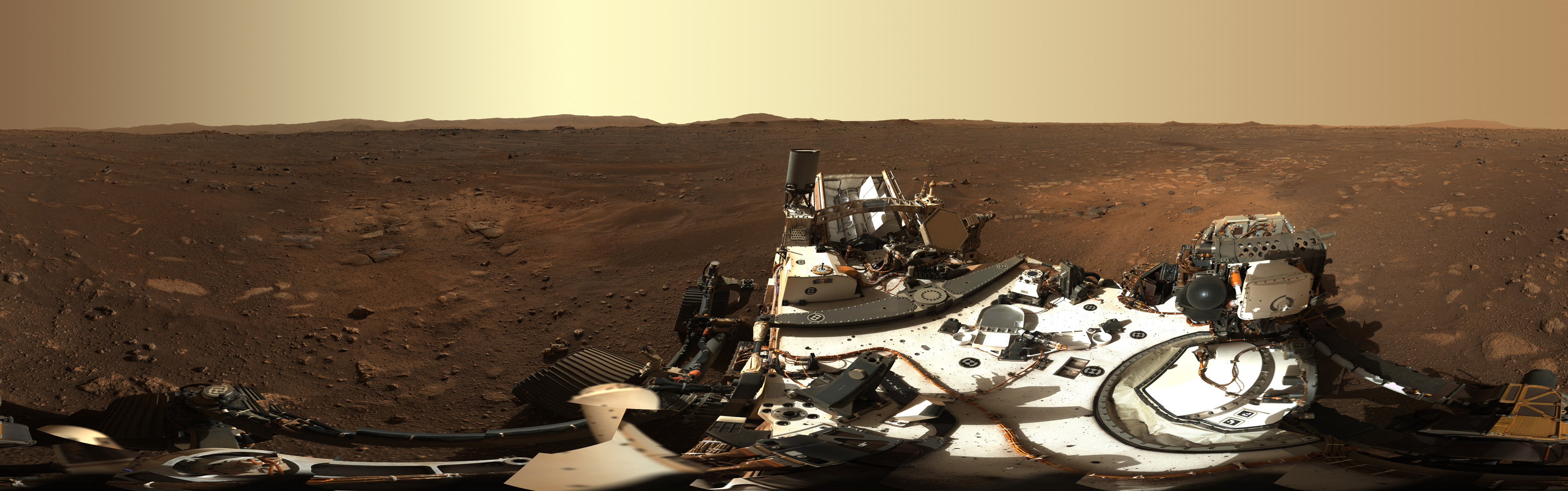 El rover Perseverance realiza una foto panorámica 360 grados desde el cráter Jezero (Photo by Handout / NASA/JPL-CALTECH / AFP) /