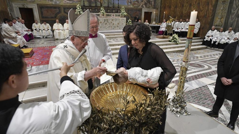 El papa Francisco bautizó a 16 niños en la capilla Sixtina y pidió a los  padres que “protejan la identidad cristiana” - Infobae