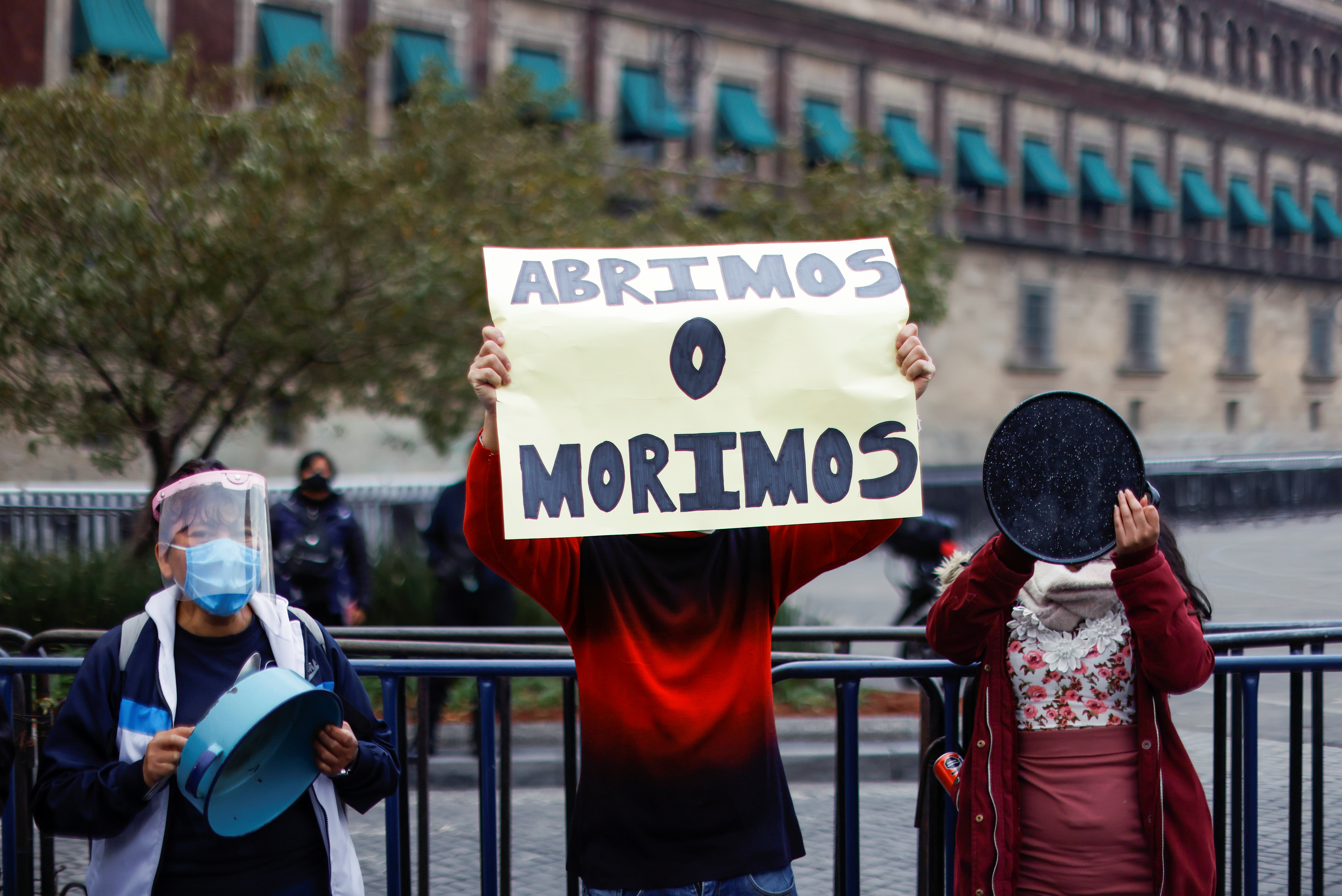 Un manifestante sostiene una pancarta que dice