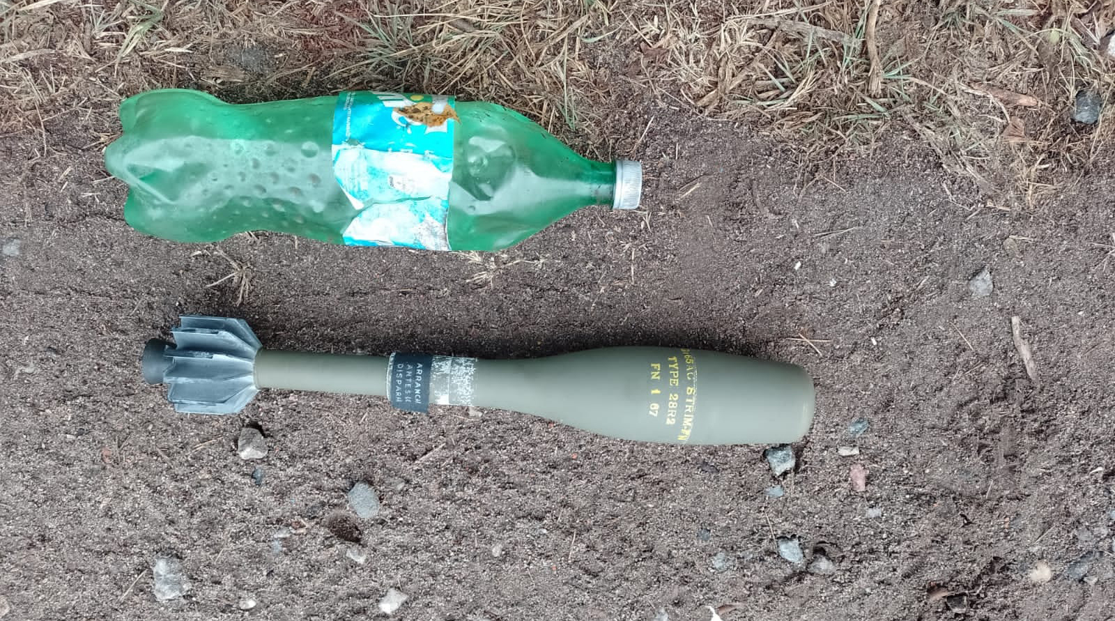 Otro de los explosivos: botella de litro y medio para comparar.