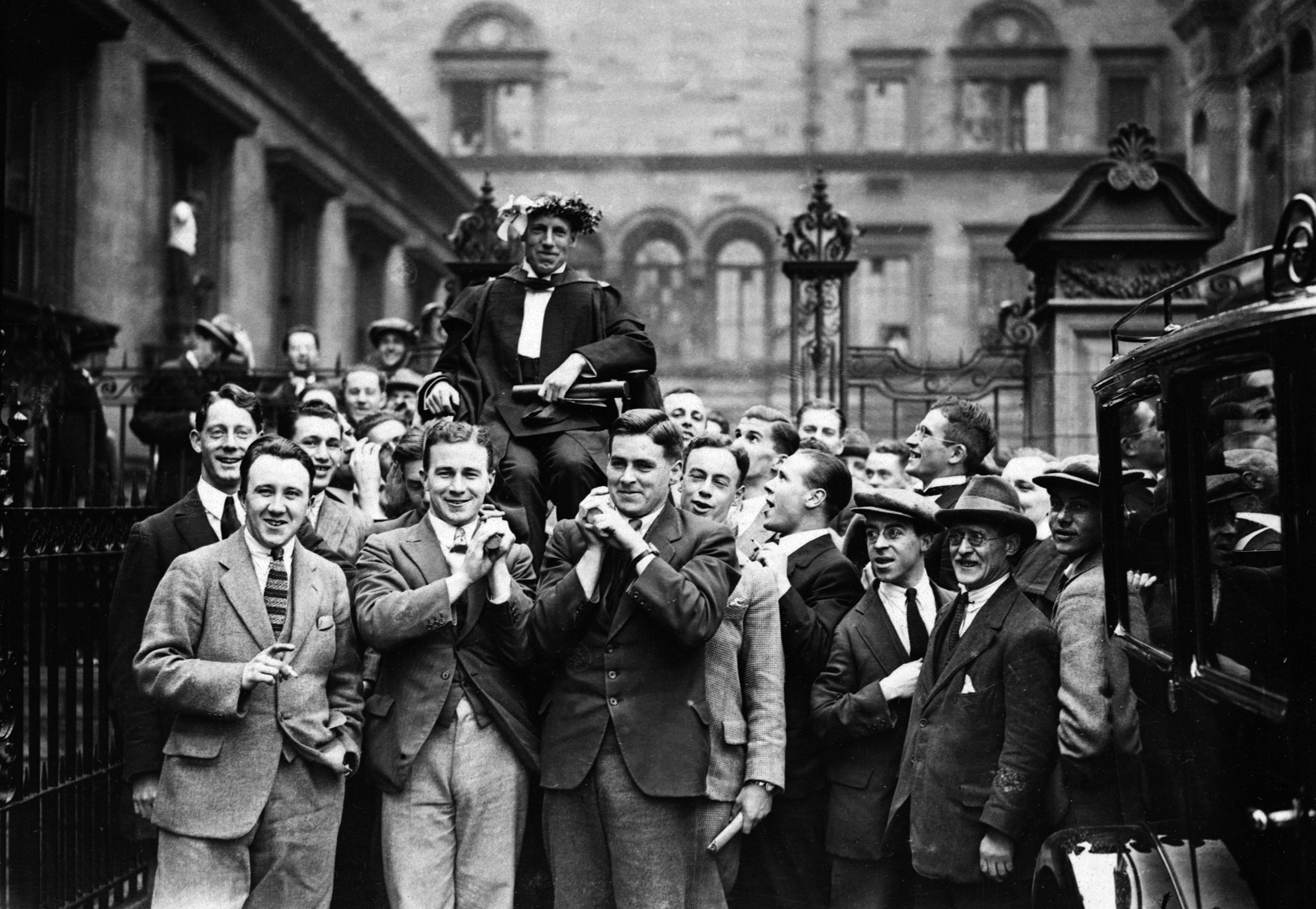 Eric H. Liddell es llevado en andas por sus compañeros de estudios de la Universidad de Edimburgo a su regreso de los Juegos Olímpicos. (Photo by © Hulton-Deutsch Collection/CORBIS/Corbis via Getty Images)