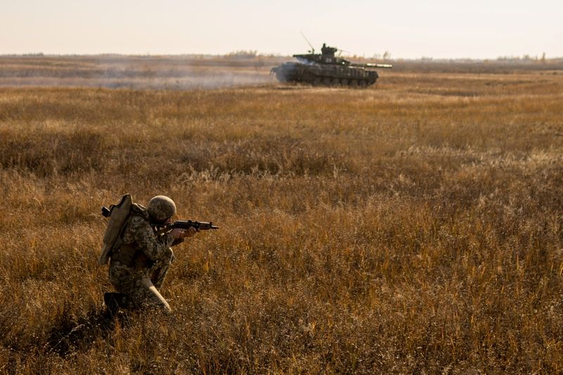 Un soldado ucraniano participando de un ejercicio militar en un campo de entrenamiento junto a Crimea (Foto: Reuters)