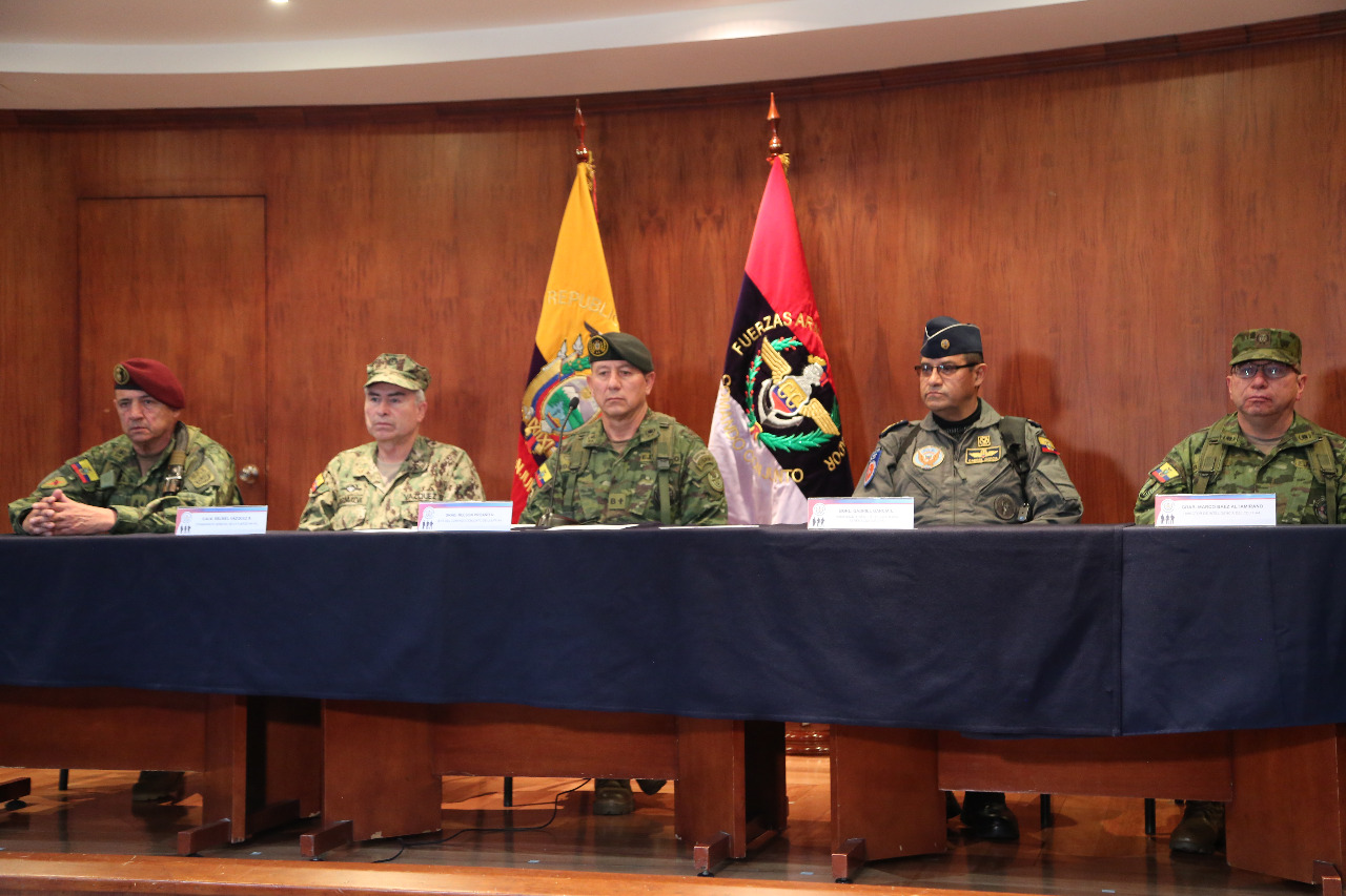 El jefe del Comando Conjunto, general Nelson Proaño (centro), rechazó los actos y los calificó de terrorismo.