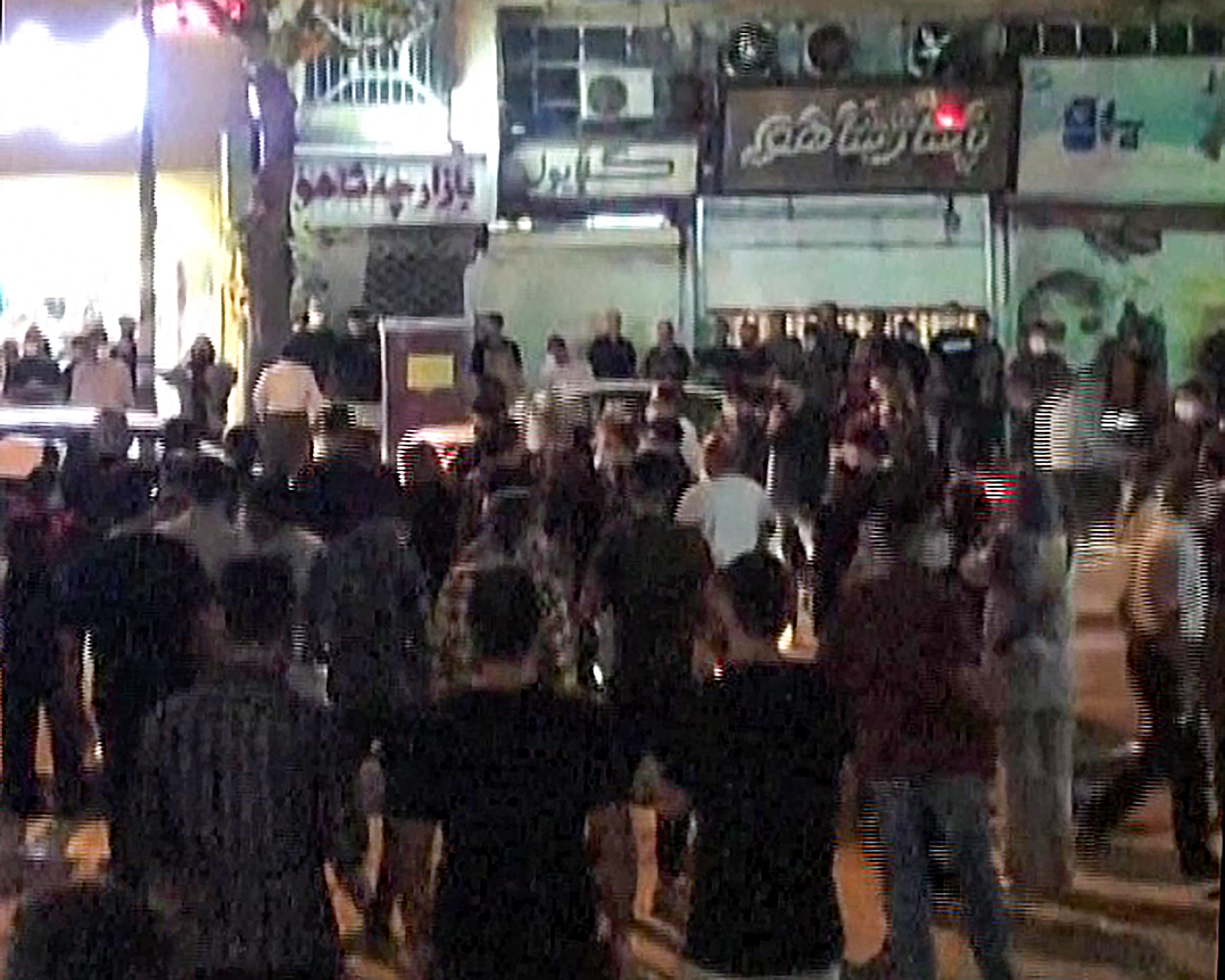 Manifestantes tomando las calles de Sanandaj, la capital de la provincia iraní de Kurdistán, mientras las manifestaciones continúan extendiéndose casi dos semanas después de la muerte de Mahsa Amini (UGC/AFP)
