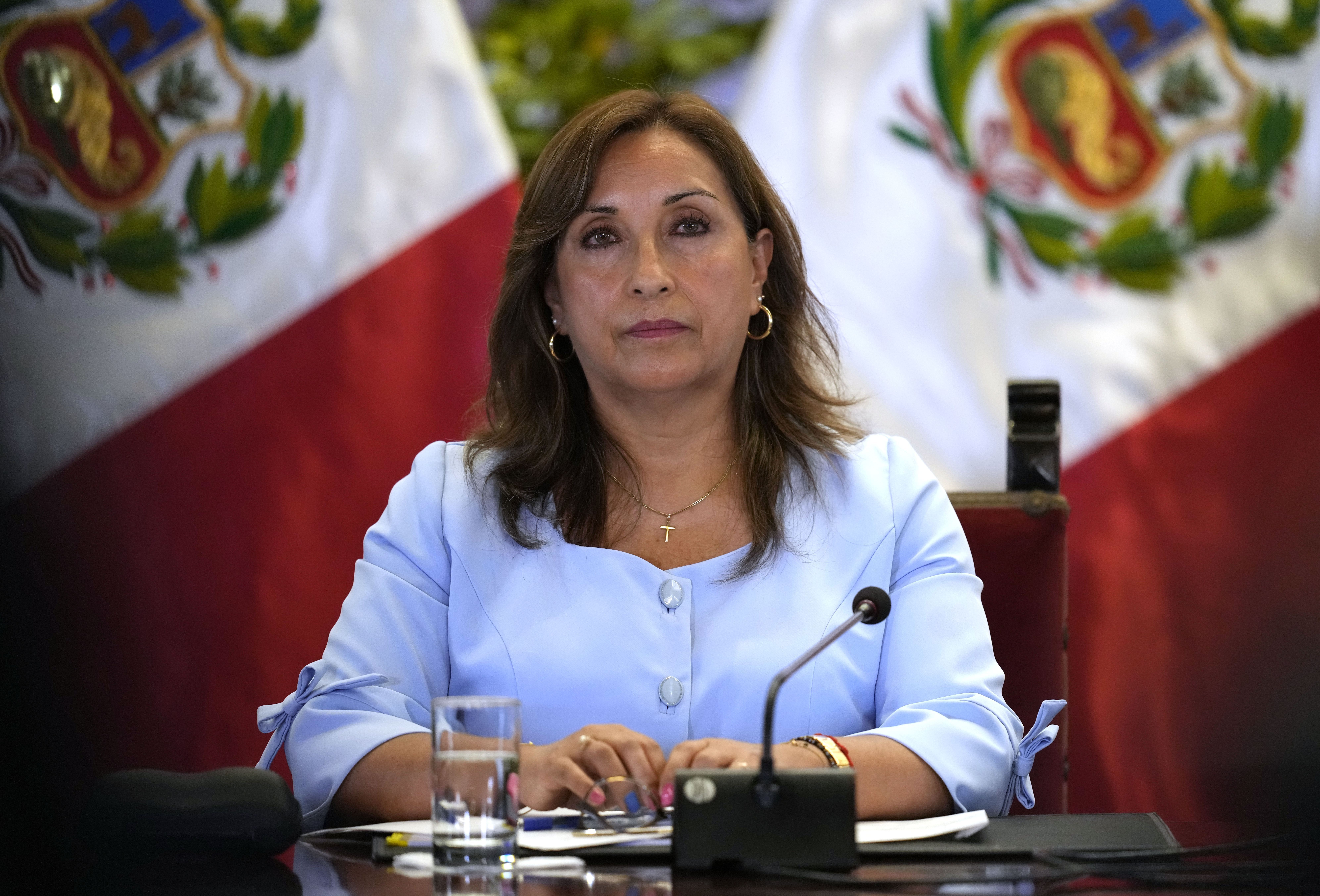 La presidenta peruana Dina Boluarte ofrece una conferencia de prensa en el palacio de gobierno en Lima, Perú, el viernes 10 de febrero de 2023. (Foto AP/Martín Mejía)