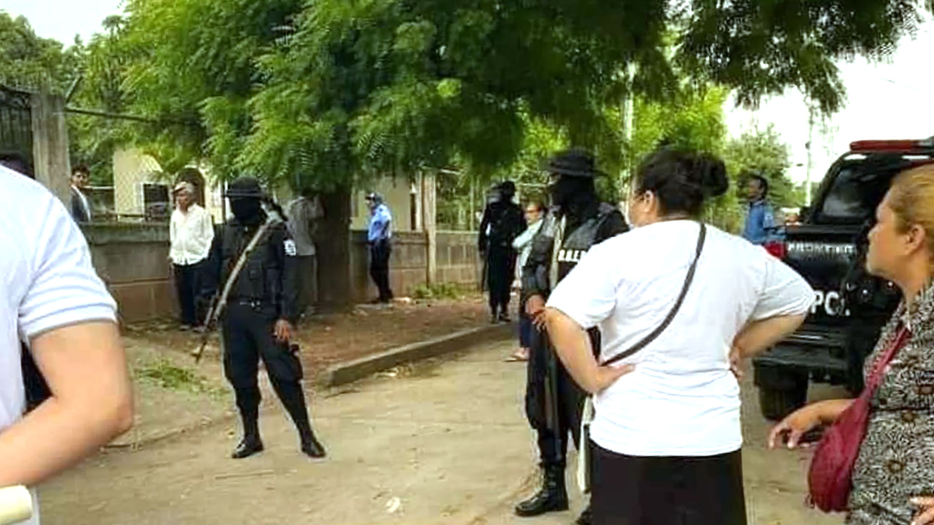 La Policía del régimen de Ortega, desplegada frente al templo de Ciudad Darío para impedir el ingreso de los feligreses que llegaron a participar en la misa. (Imagen cortesía)