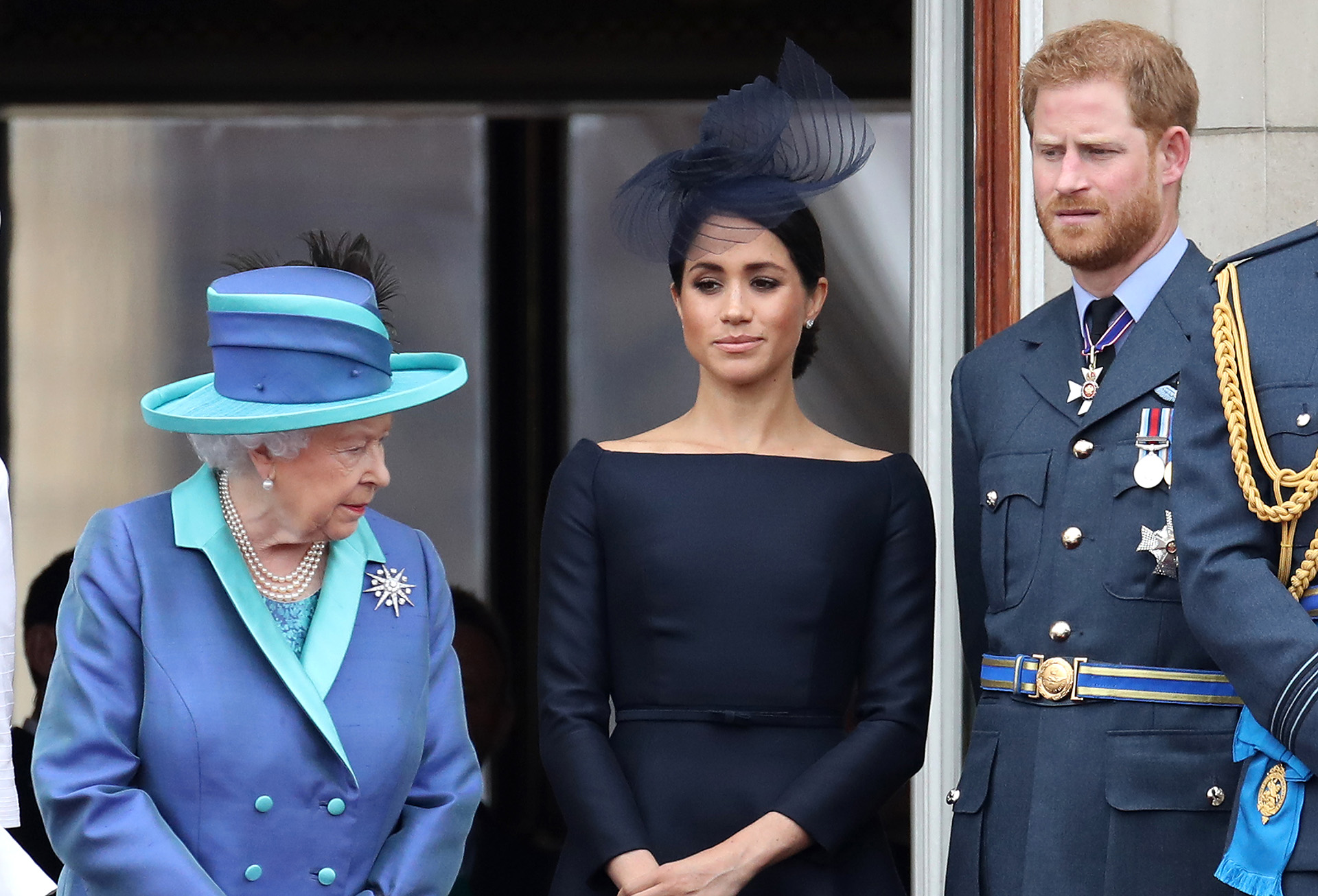 La reina Isabel II, el príncipe Harry, duque de Sussex y Meghan, duquesa de Sussex en el balcón del Palacio de Buckingham mientras la familia real asiste a los eventos para conmemorar el centenario de la RAF el 10 de julio de 2018 en Londres, Inglaterra. (Foto de Chris Jackson/Getty Images)