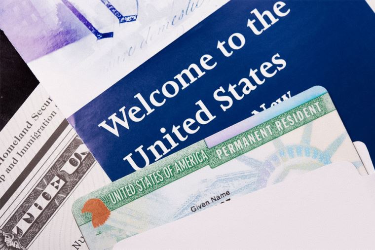 La reunificación familiar le permite a los inmigrantes que ya se hayan hecho ciudadanos u obtenido la residencia legal permanente solicitar una visa de residencia para sus familiares directos.