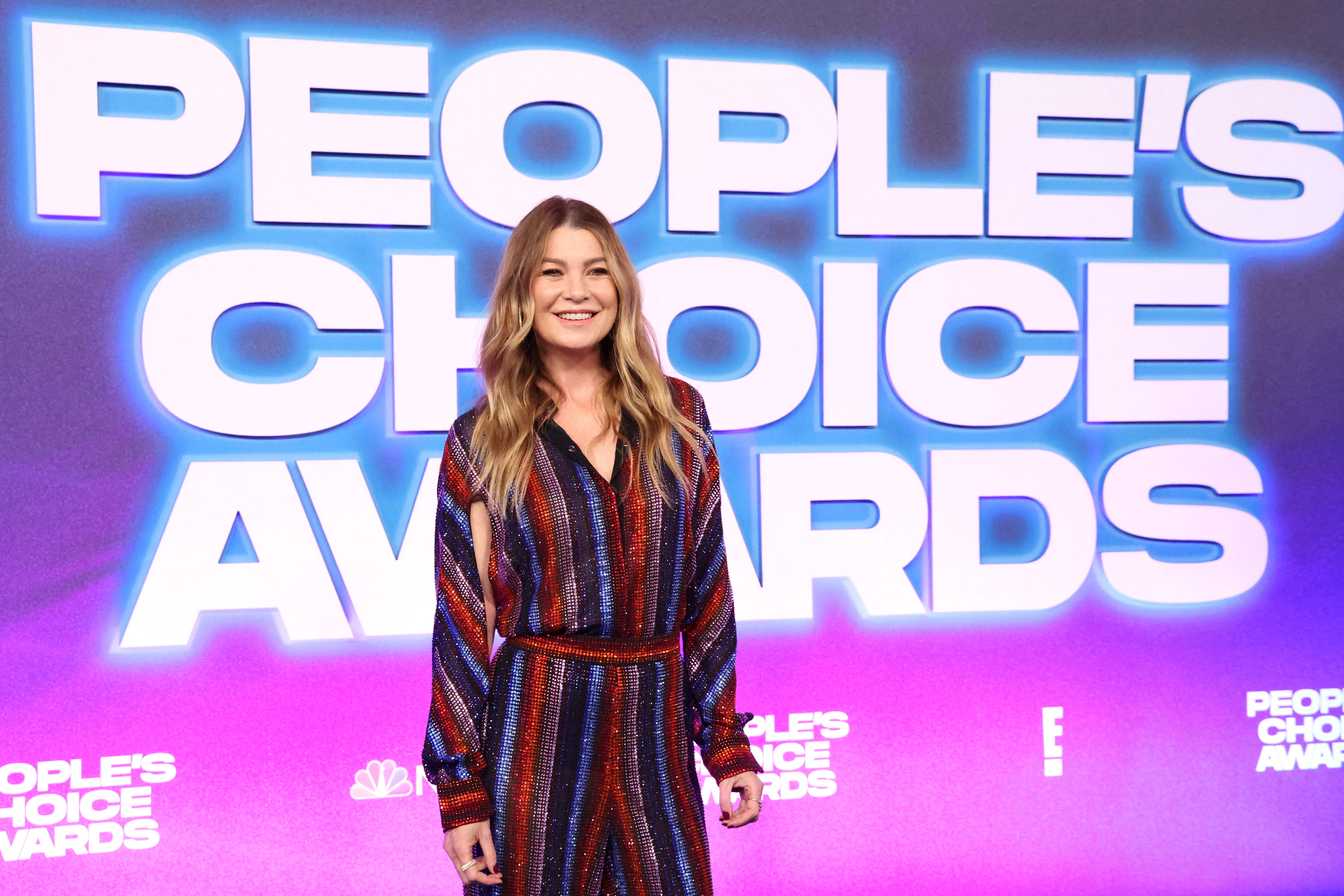 Ellen Pompeo y su sonrisa en la llegada a los People's Choice Awards 2022