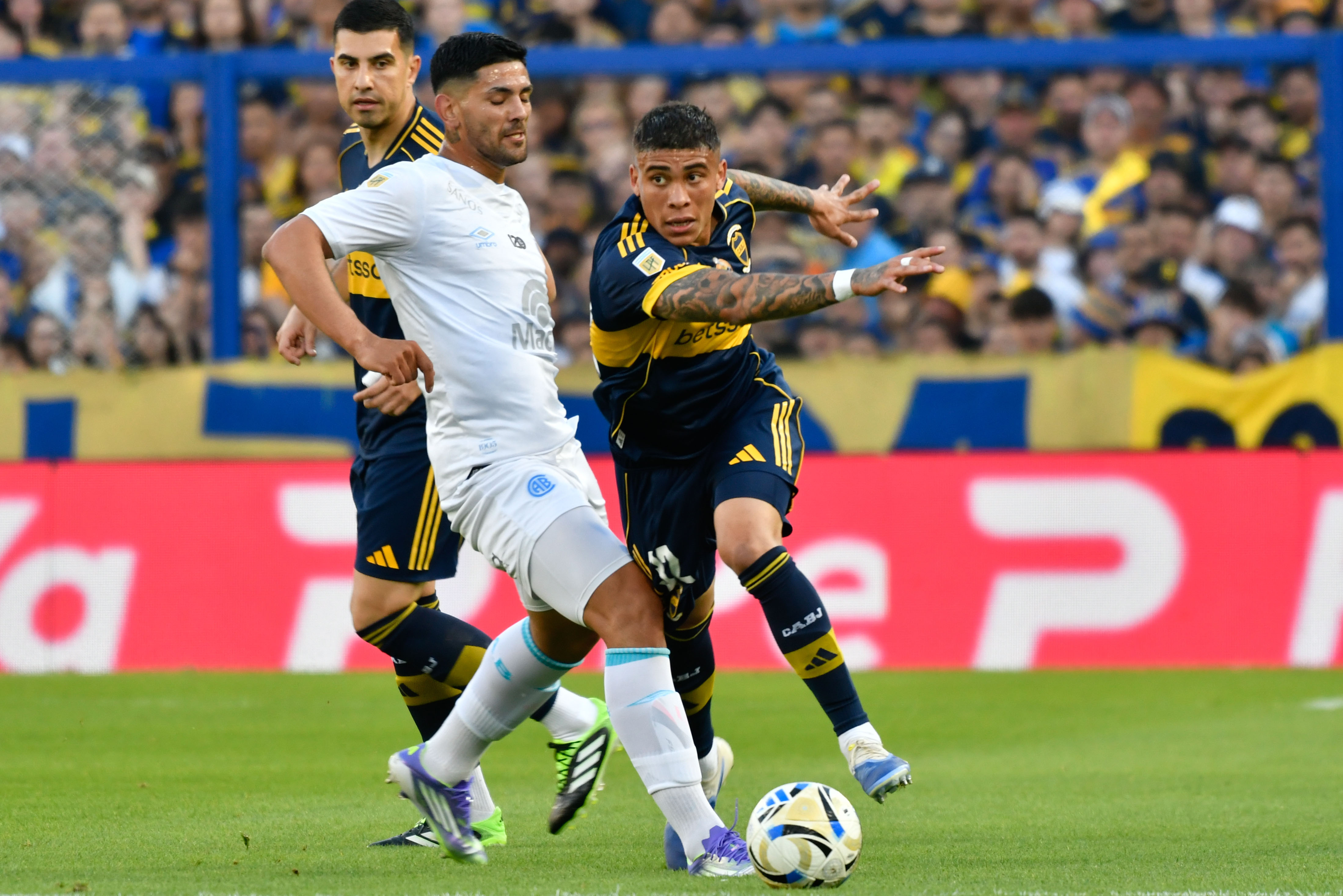 En un frenético partido, Boca Juniors perdió 2-1 ante Belgrano de Córdoba y se alejó de la cima en su zona del Torneo Clausura