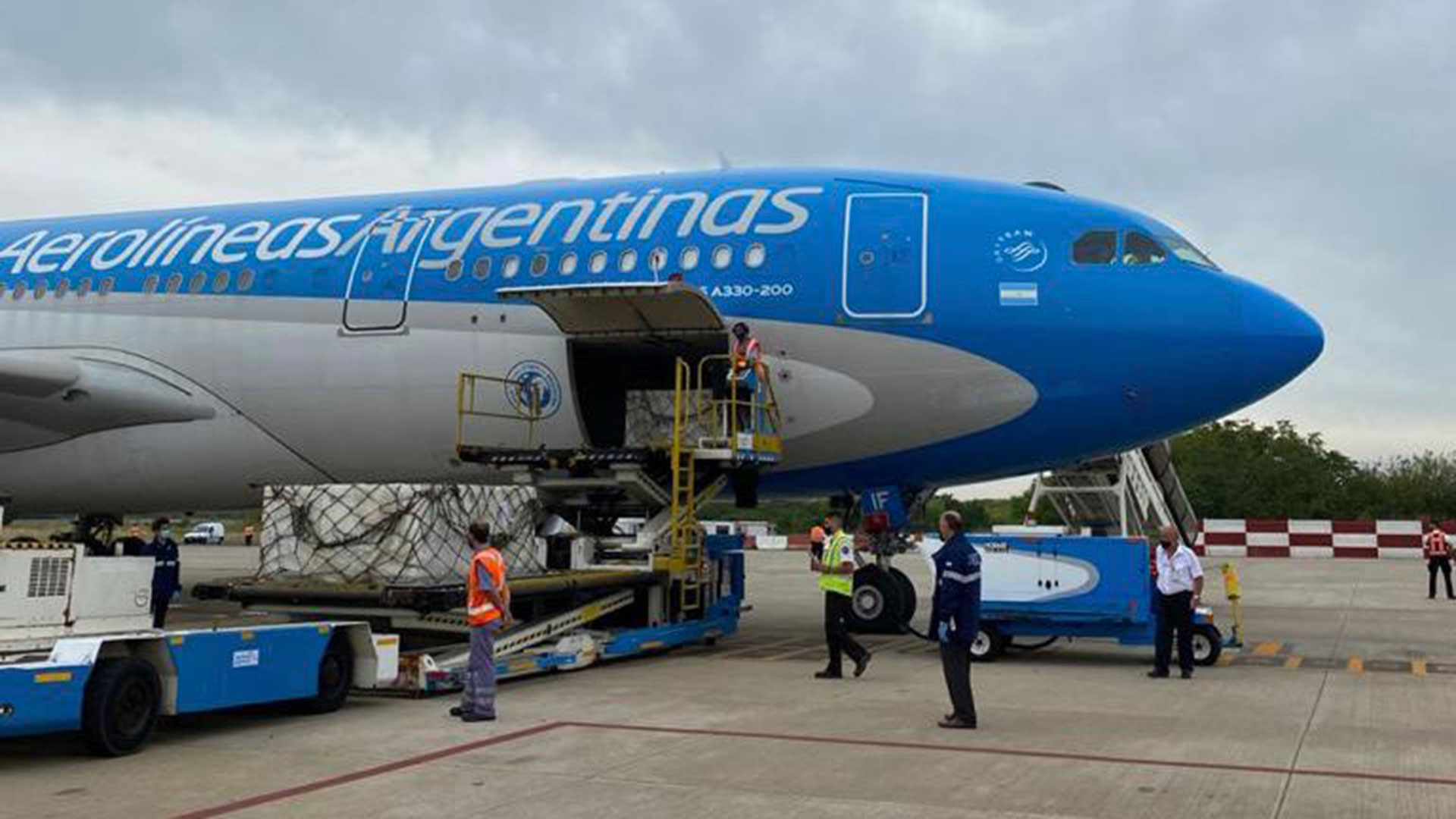 Descargan vacunas de un avión de Aerolíneas Argentinas (foto de archivo: @Aerolineas_AR)