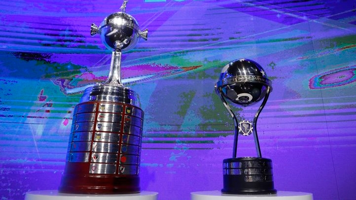 Los trofeos de la Copa Libertadores y Copa Sudamericana son exhibidos durante un sorteo de los equipos participantes en la sede de la Conmebol en Luque, Paraguay, el 9 de abril de 2021. Pool via REUTERS/Nathalia Aguilar -