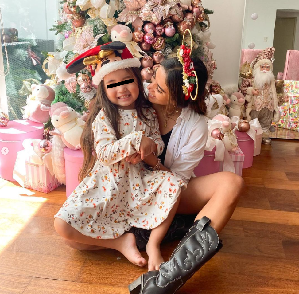 Melissa Paredes al lado de su pequeña en Navidad. (Foto: Instagram)
