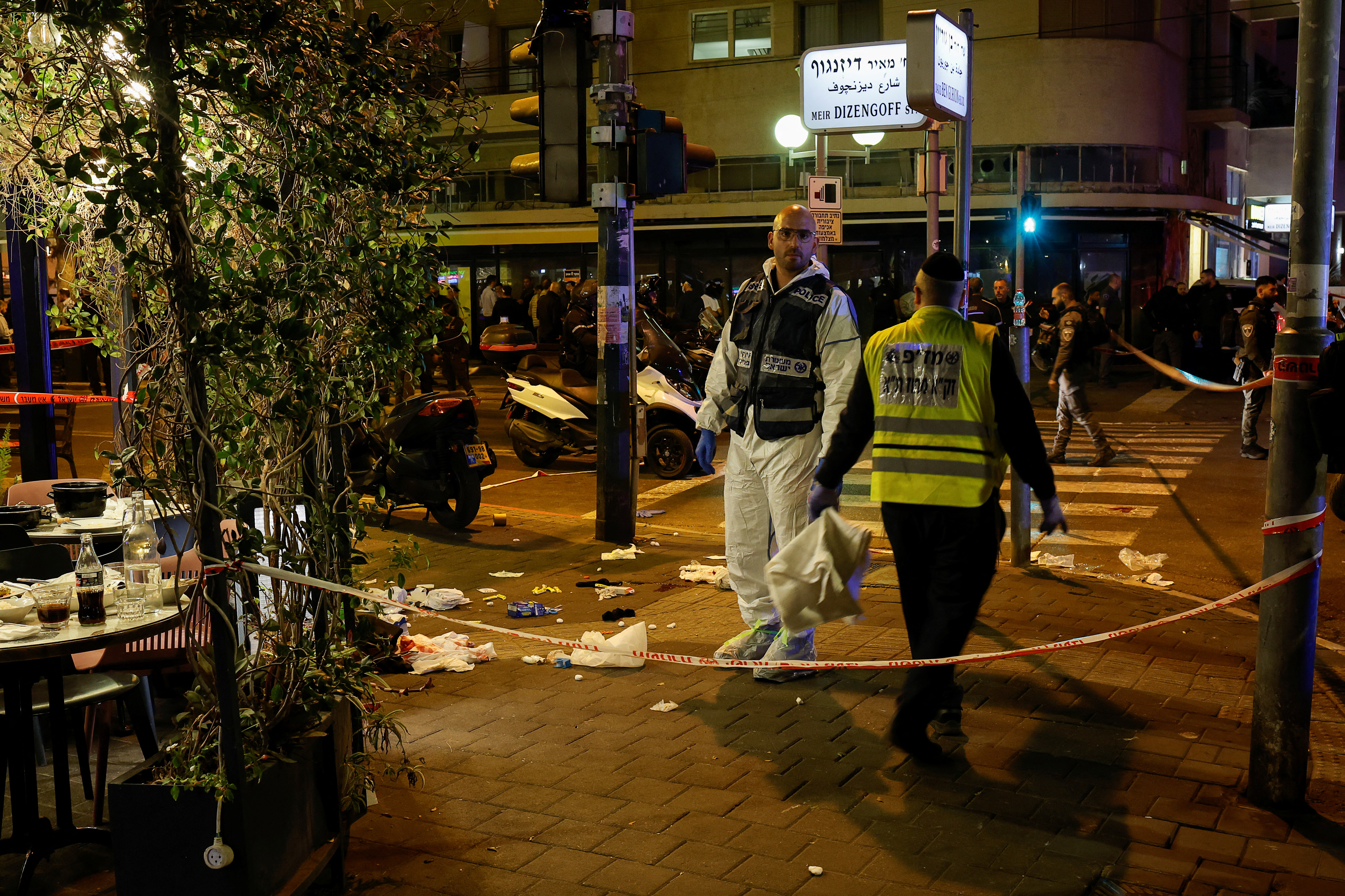 Personal de seguridad israelí trabaja en la escena de un ataque a tiros en el centro de Tel Aviv, Israel, el 9 de marzo 2023 (REUTERS/Ammar Awad)