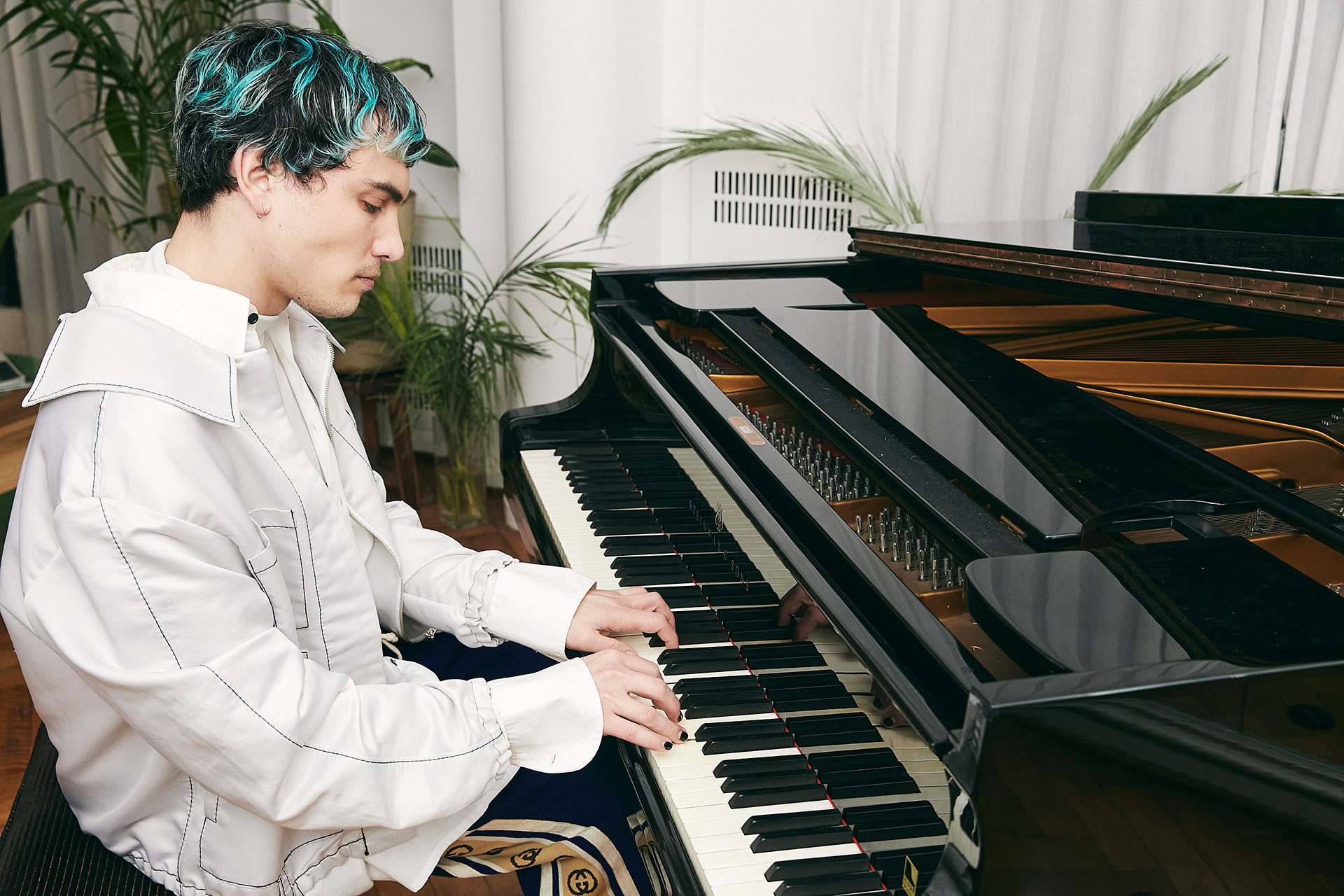 Julián Camps se está reconciliando de a poco con el piano. Y con ropa de la colección que alquila a otros músicos y artistas