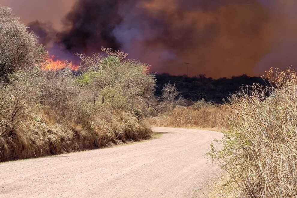 Otra vez vecinos tuvieron que abandonar sus casas en Córdoba por los  incendios - Infobae