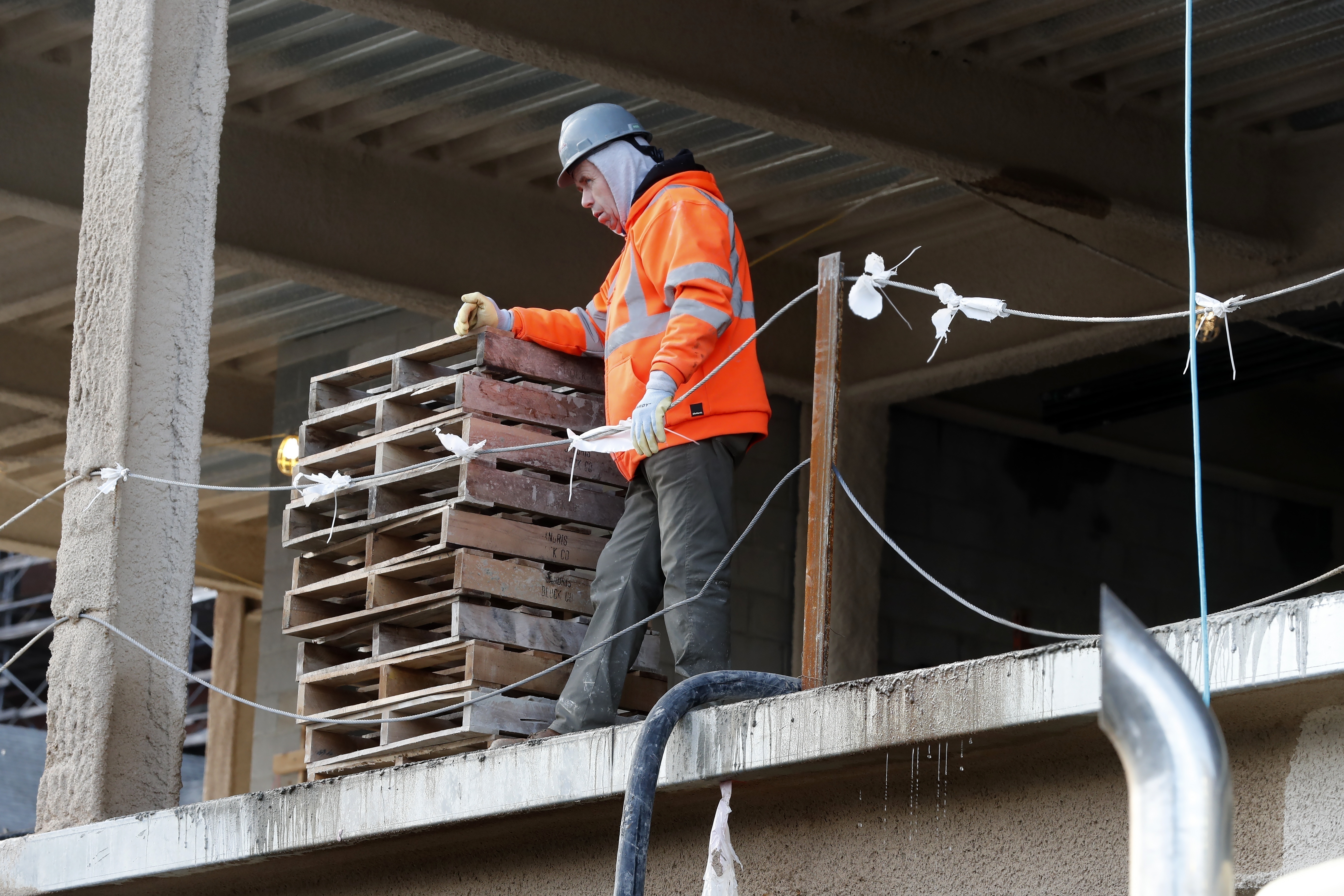 En enero de este año se contabilizaron más de 420 mil trabajadores registrados en el sector de la construcción. (AP)