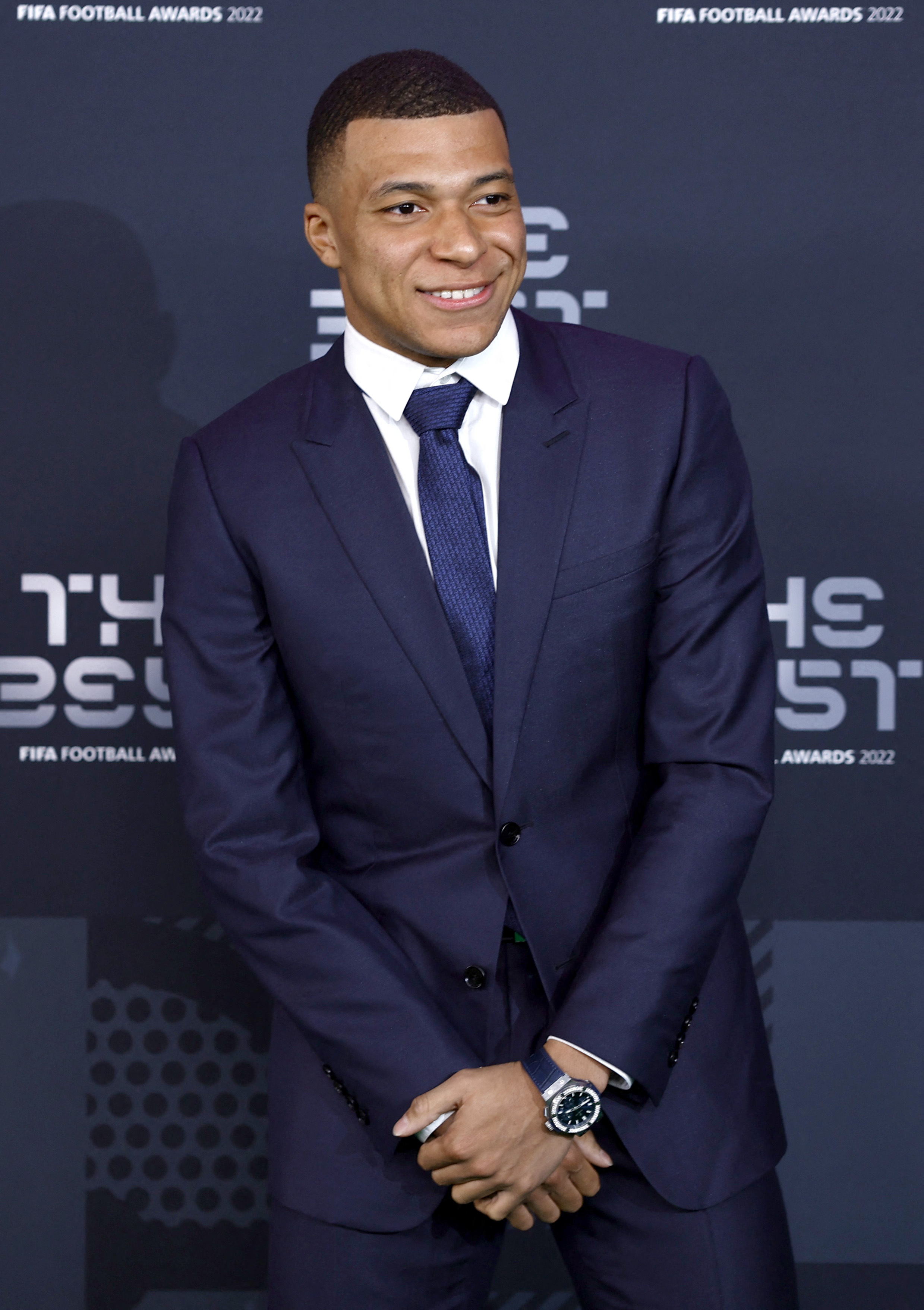 El francés Kylian Mbappé optó por un look formal con un traje azul marino, camisa blanca y un reloj como accesorio REUTERS/Sarah Meyssonnier