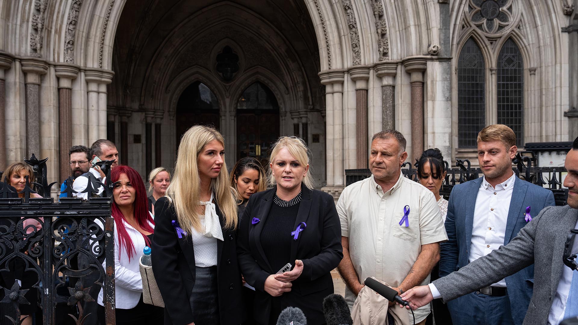 Hollie Dance y Paul Battersbee, la madre y el padre de Archie Battersbee, hablan tras un fallo judicial (Carl Court/Getty Images)