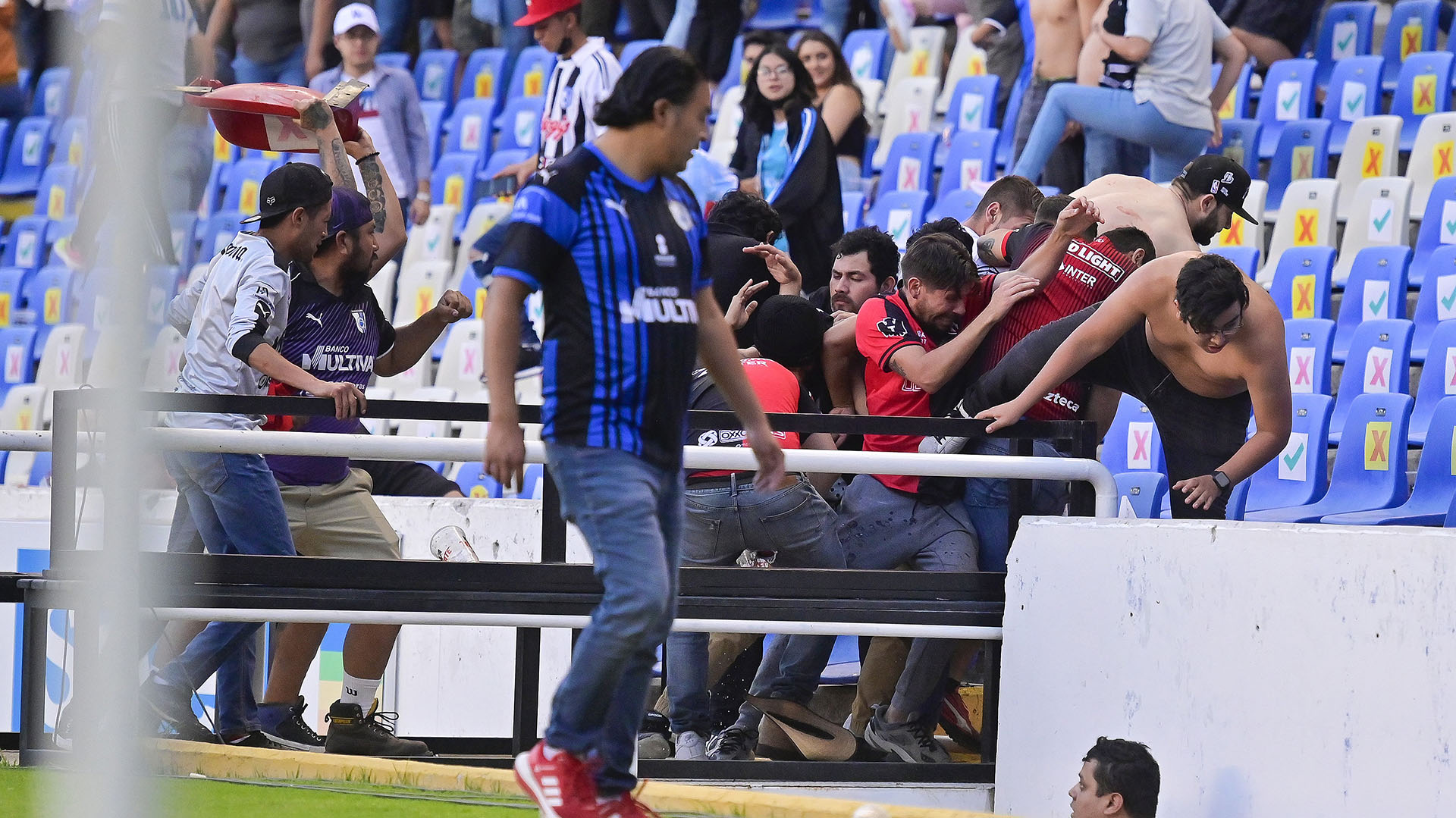 Aficionados del Querétaro agredieron a los seguidores de Atlas durante un juego correspondiente a la jornada 9 del Torneo Clausura 2022 de la Liga MX del fútbol mexicano en el estadio Corregidora de la ciudad de Querétaro. (FOTO: EFE/Sebastián Laureano Miranda)

