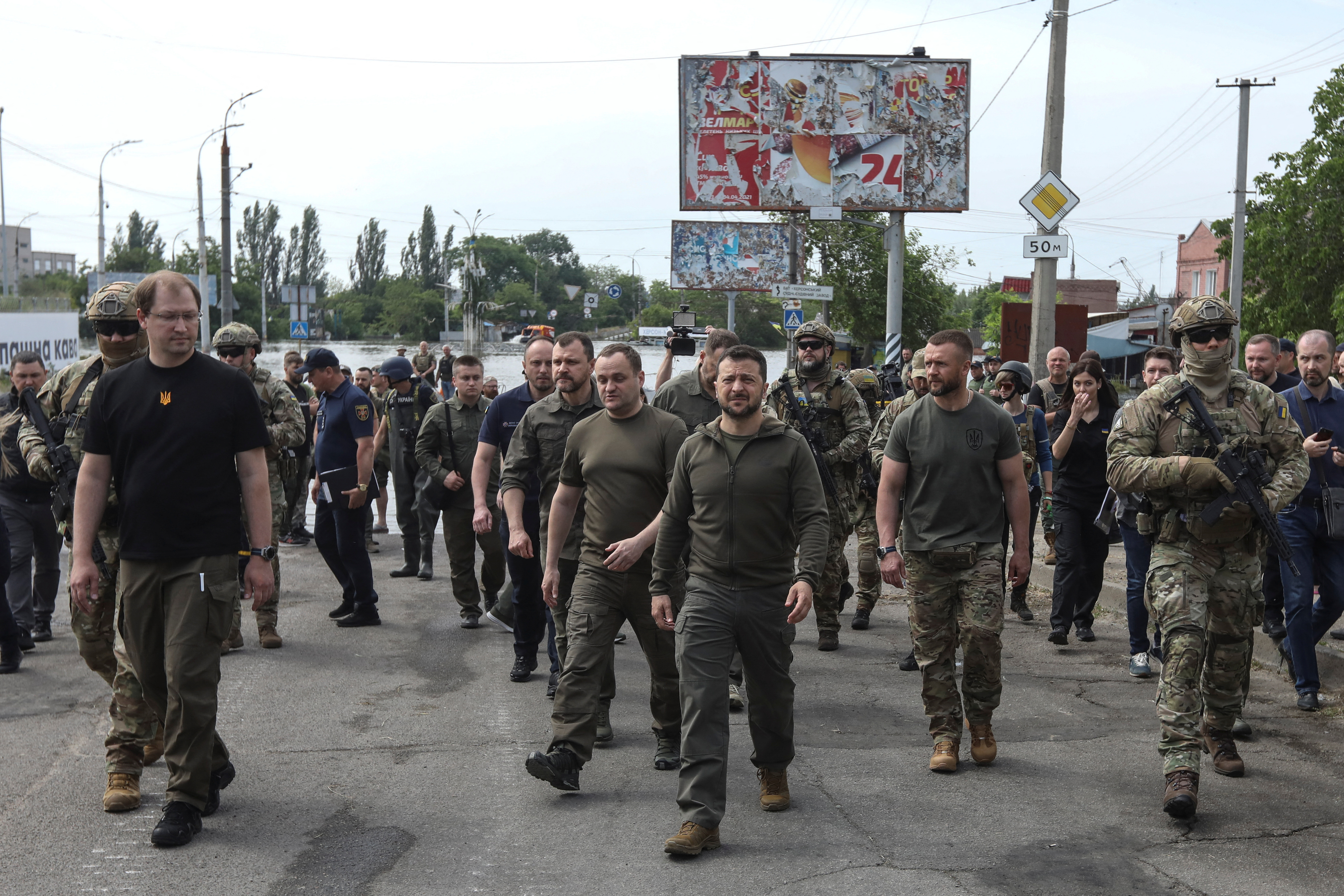 Zelensky llegó a Kherson para coordinar las operaciones de emergencia tras la destrucción de la represa de Kajovka
