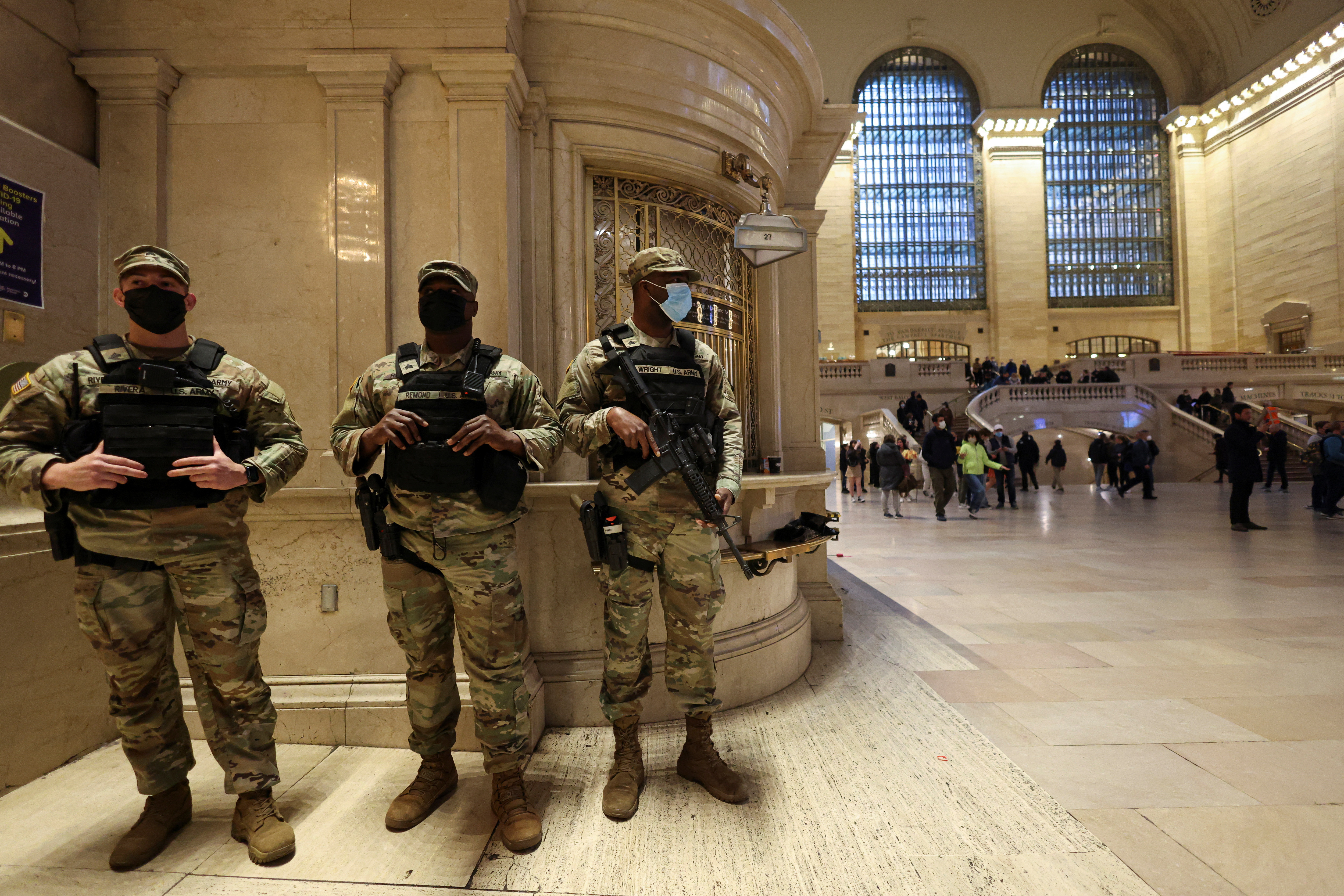 Miembros de la Guardia Nacional vigila la estación Grand Central Terminal en Manhattan (Reuters)