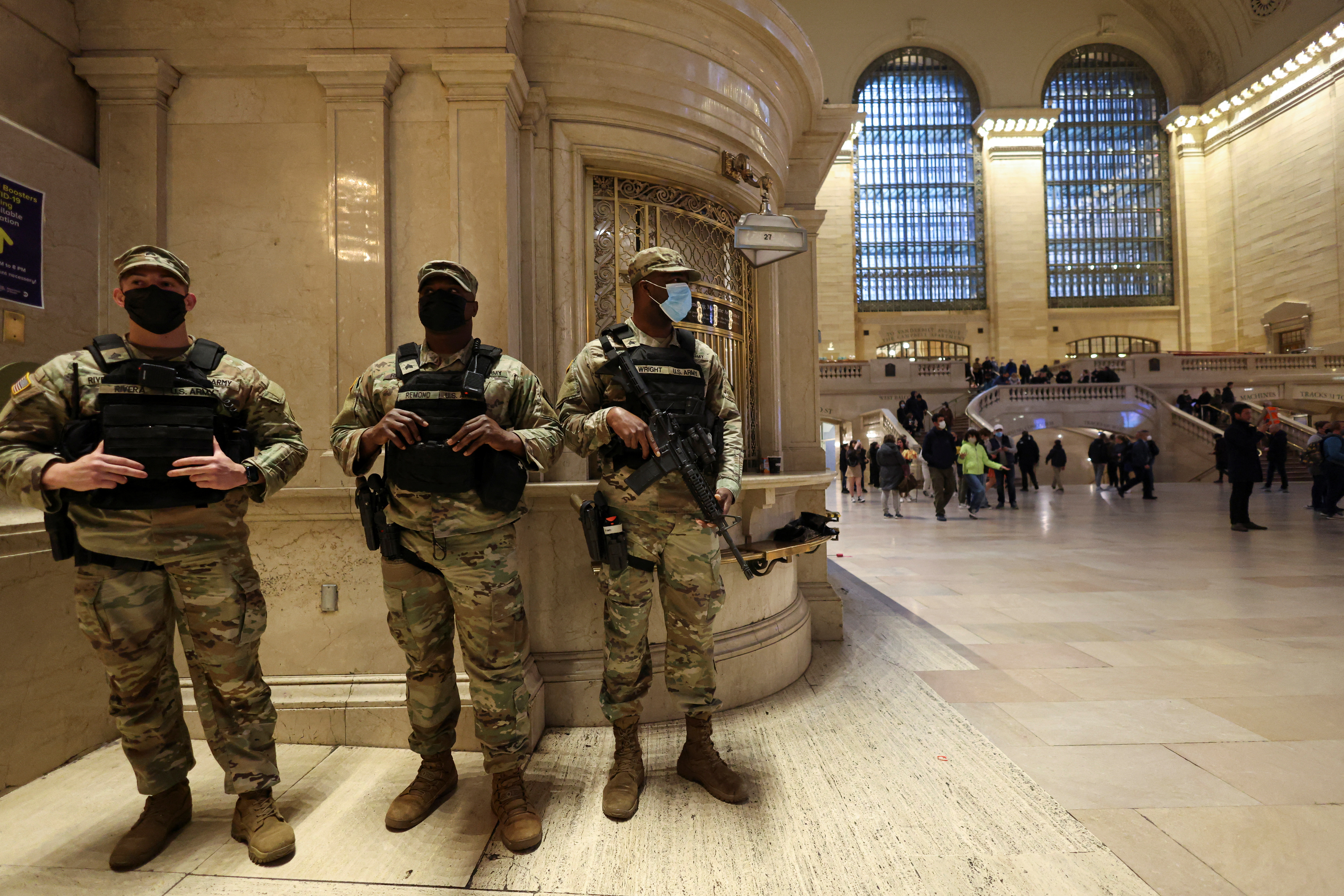 Miembros de la Guardia Nacional vigila la estaci&amp;n Grand Central Terminal en Manhattan (Reuters)