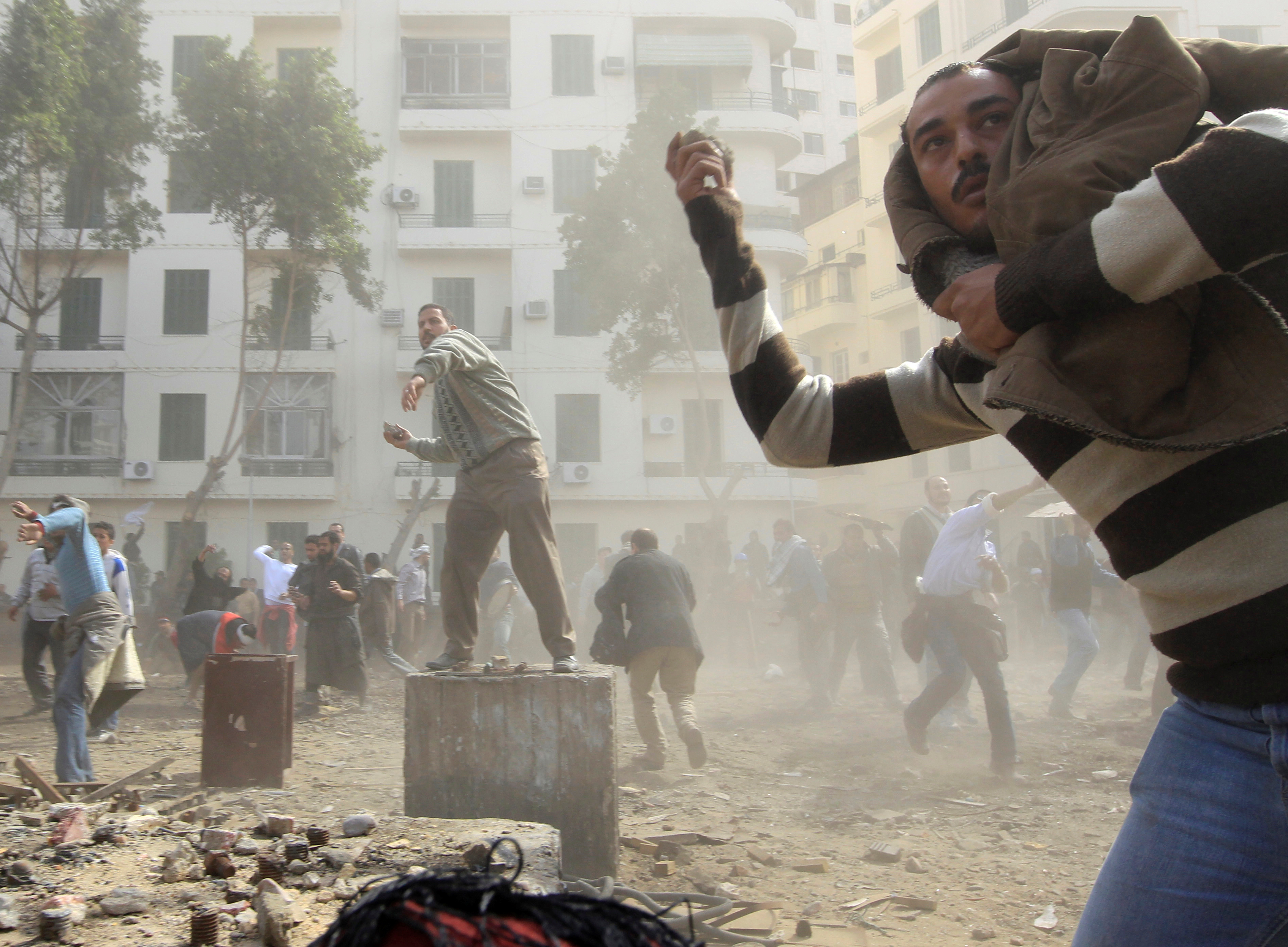 Simpatizantes opositores lanzan piedras a los manifestantes pro-Mubarak en la plaza Tahrir de El Cairo el 3 de febrero de 2011 (REUTERS/Goran Tomasevic/File Photo)