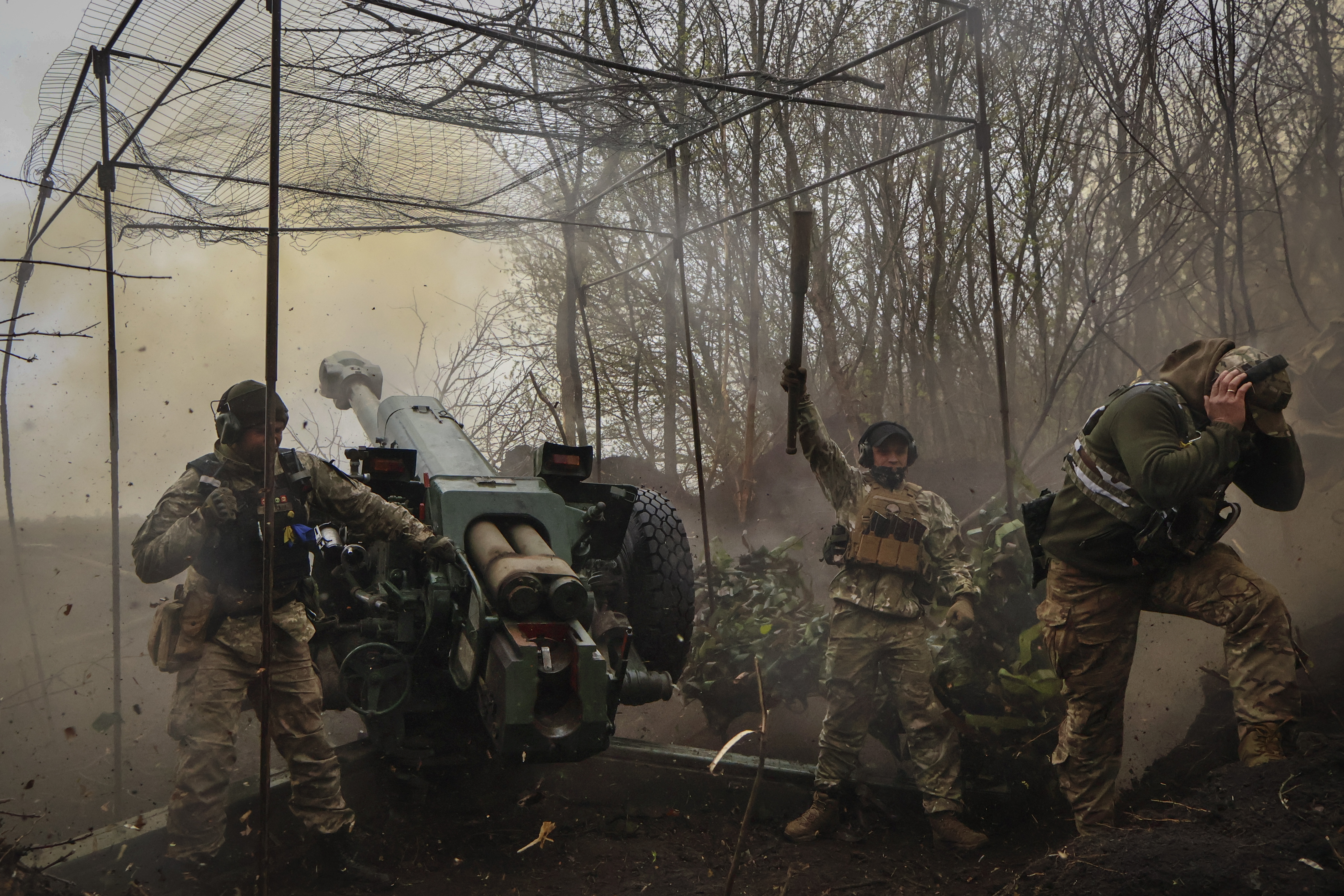 Soldados ucranianos disparan un obús D-30 en el frente de Bakhmut, en la región de Donetsk, Ucrania.(Roman Chop/AP)