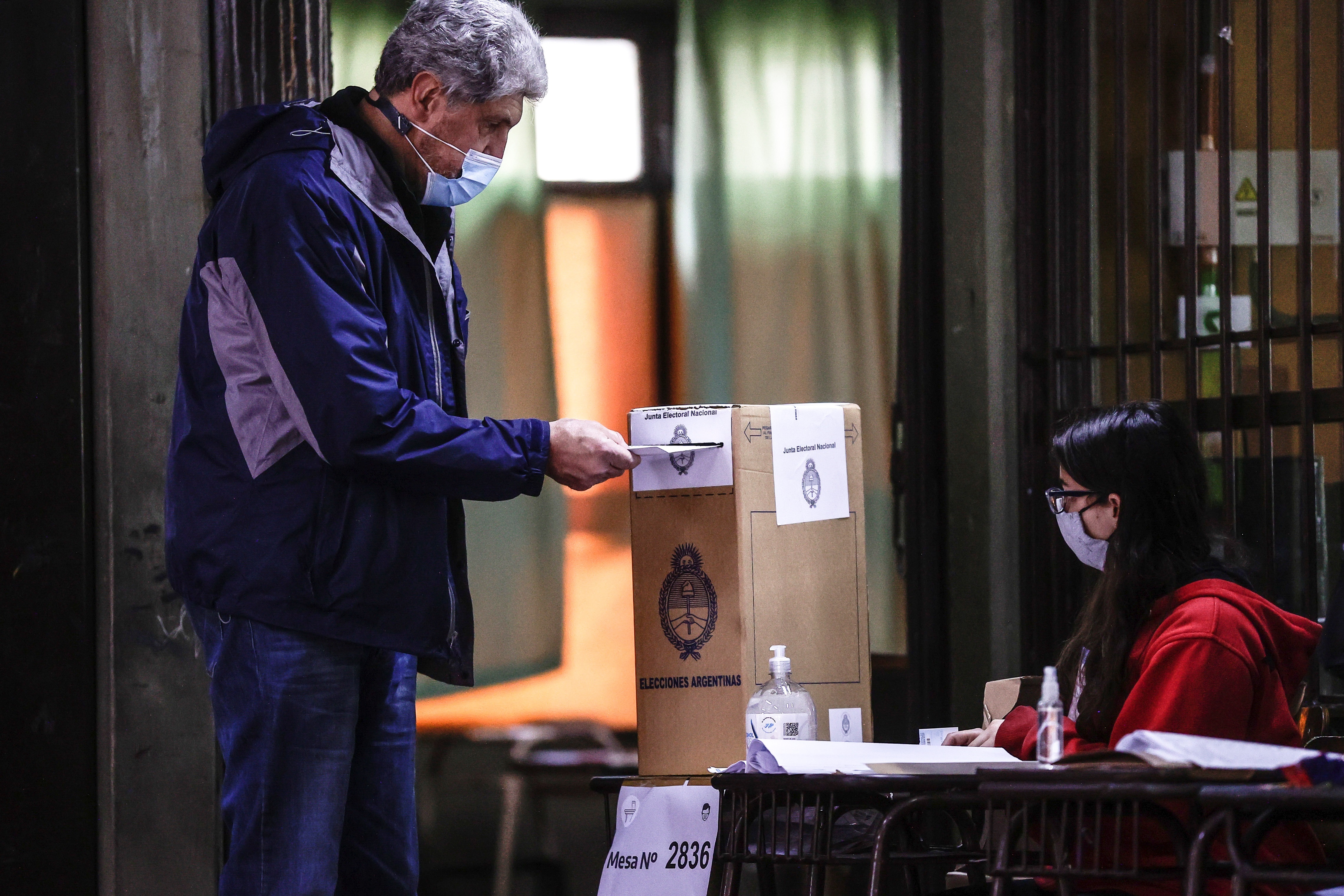 Fotografía de archivo de un hombre mientras vota durante una jornada de elecciones primarias en Buenos Aires (Argentina). EFE/ Juan Ignacio Roncoroni
