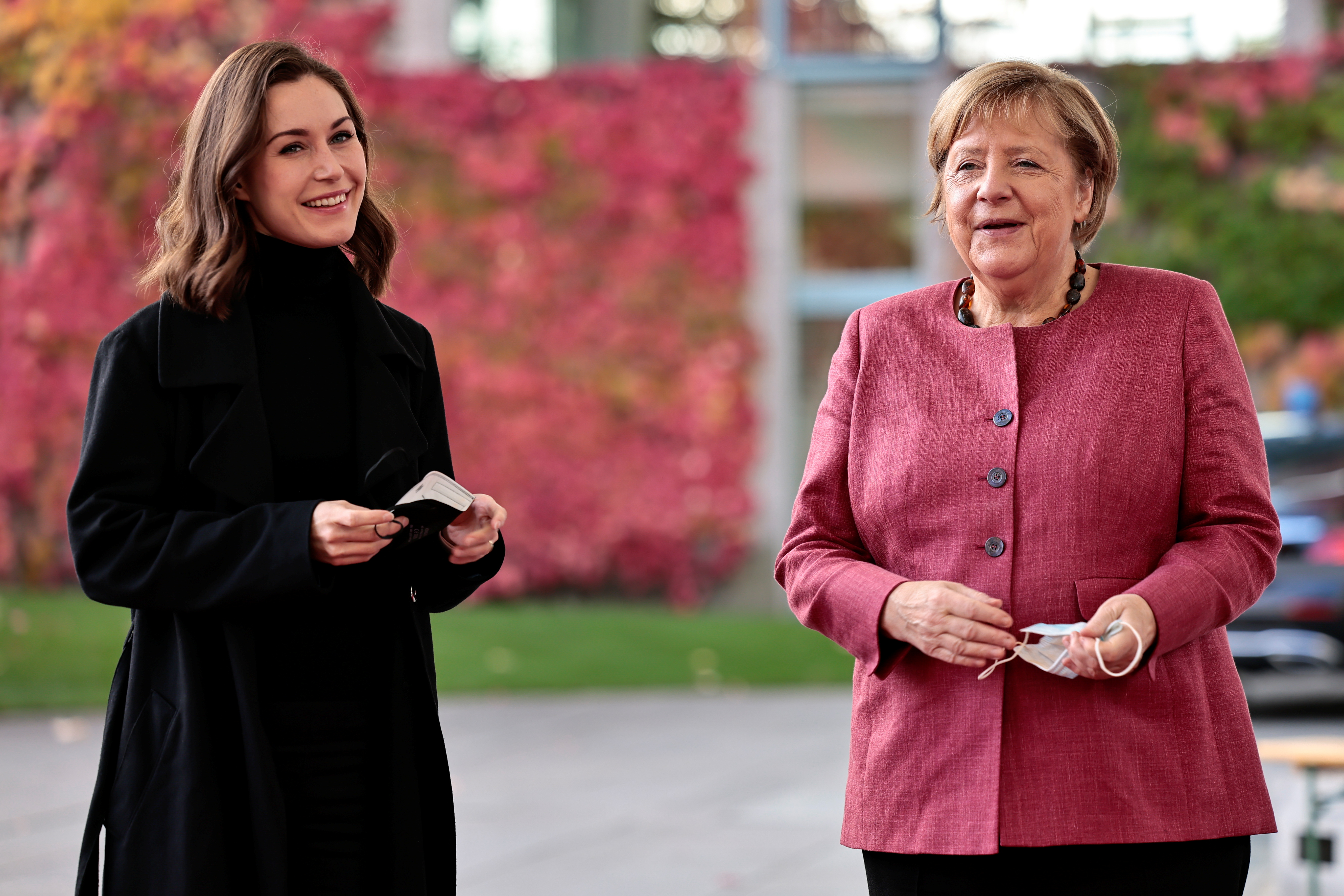 Junto con la ex canciller alemana Angela Merkel en Berlín, el 27 de octubre del 2021 (REUTERS/Hannibal Hanschke)
