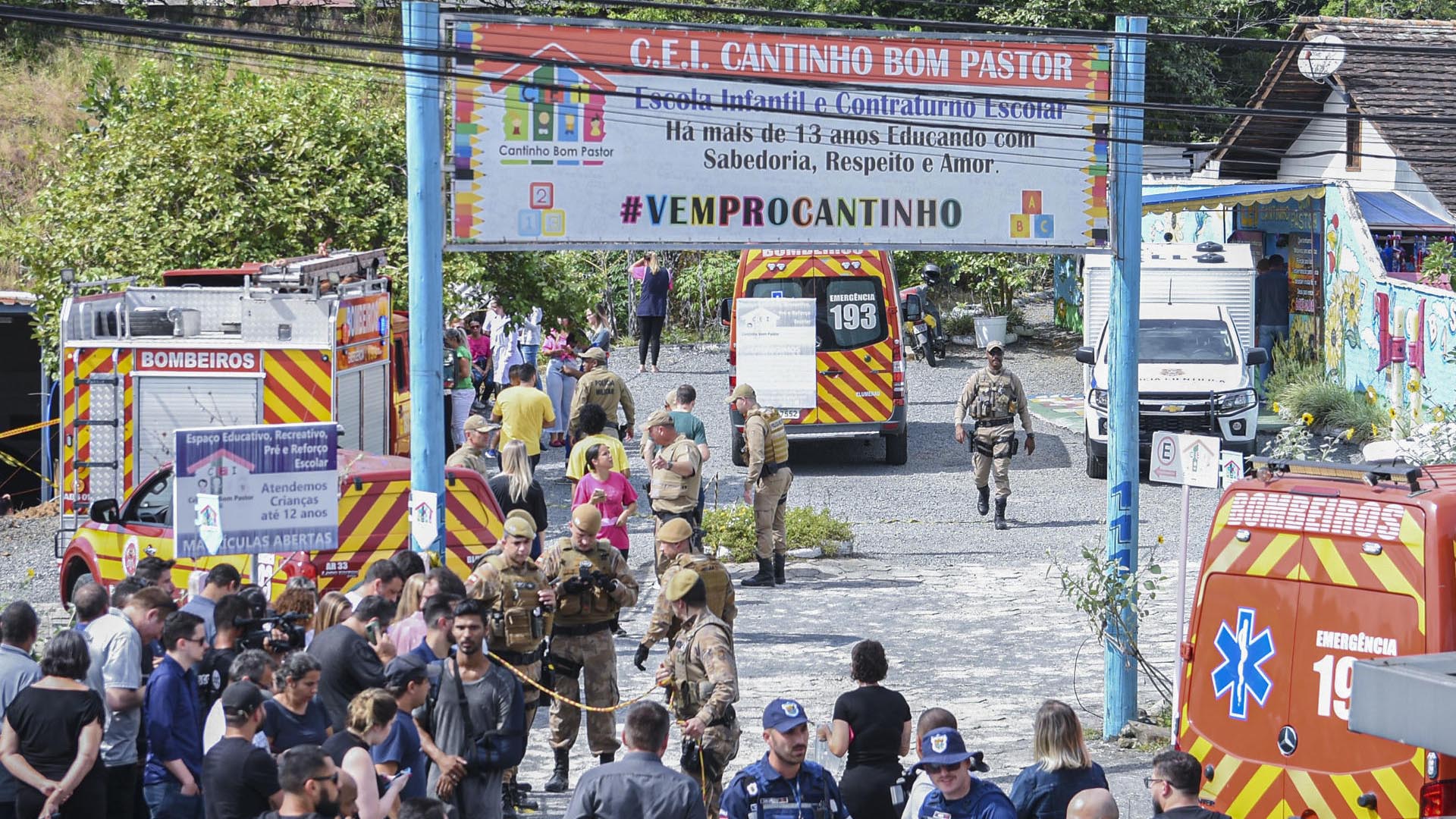 Bomberos y agentes de seguridad atienden un ataque con arma blanca este miércoles 5 de abril en la entrada de la guardería Cantinho Bom Pastor en Blumenau (EFE/ Sávio James)