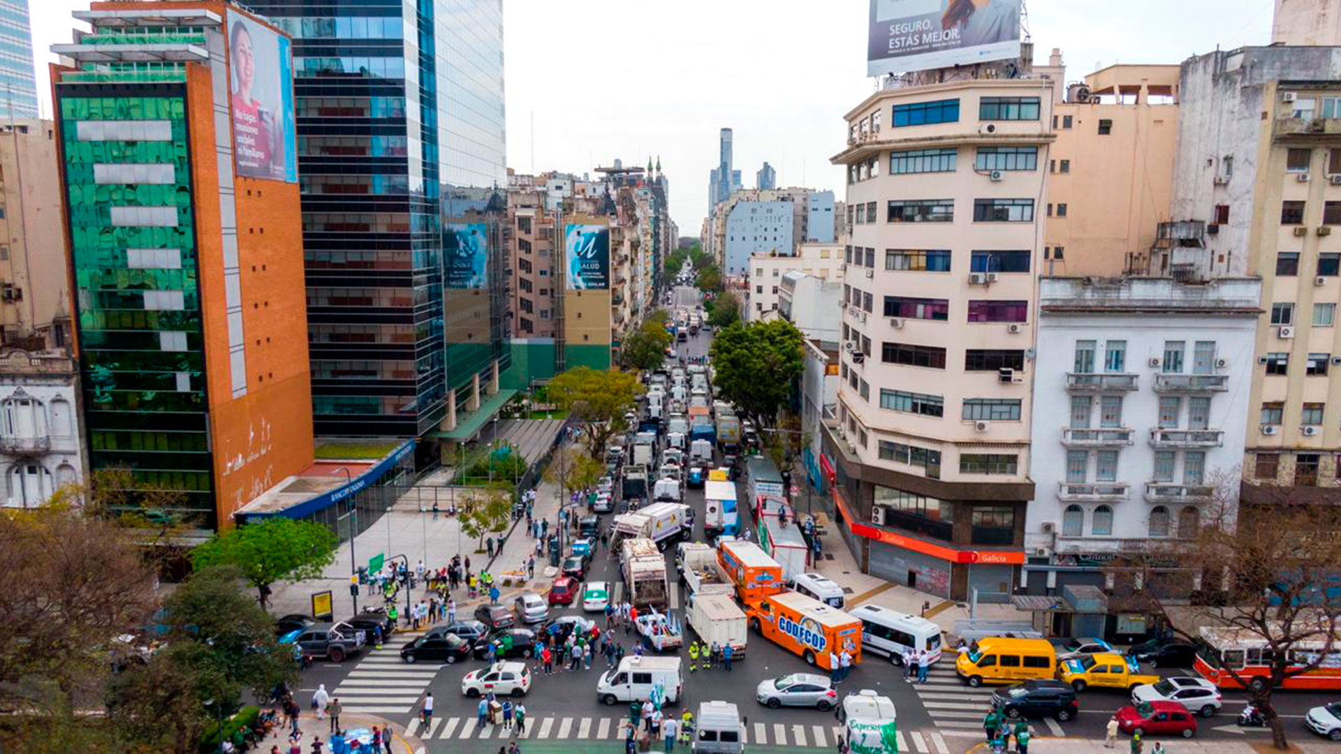 La avenida 9 de Julio, colmada de vehículos, especialmente camiones y ómnibus