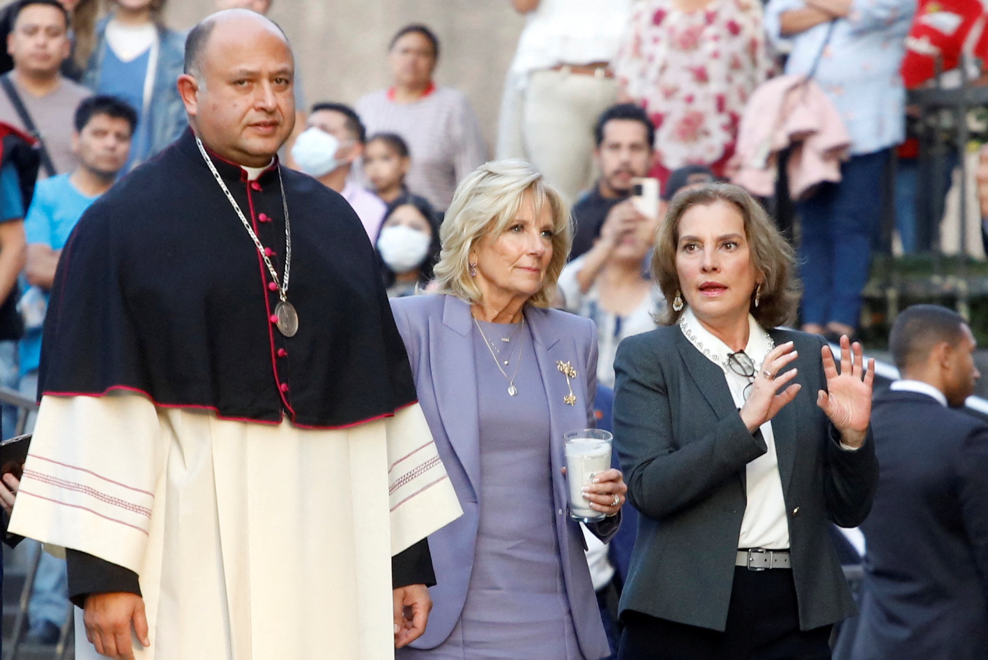 Debido a que la primera dama de los Estados Unidos arribó a México en otro avión, Gutiérrez Müller la recibió en el AICM (REUTERS/Raquel Cunha)