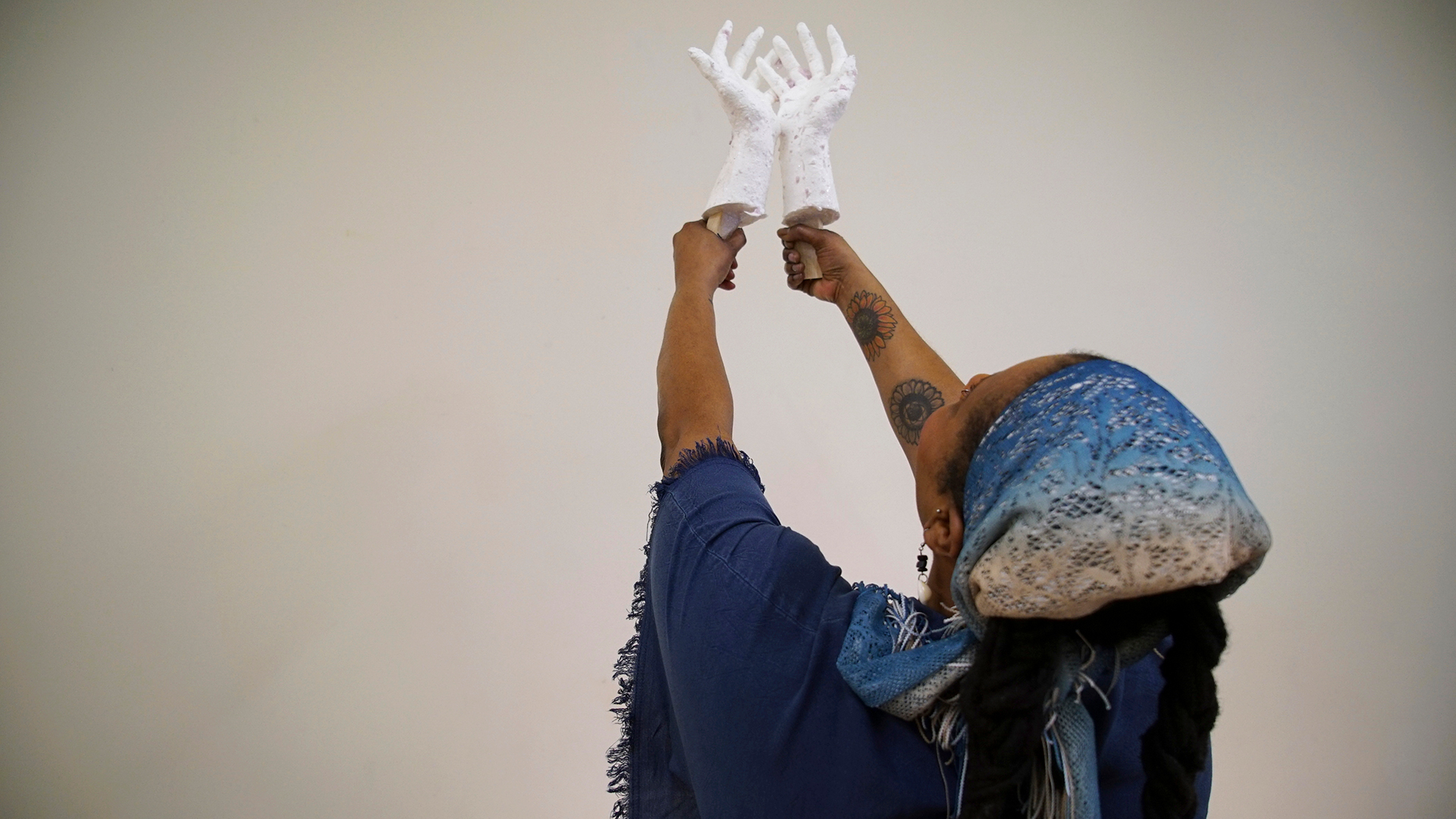 Crystal Kornickey sostiene moldes de sus manos en un estudio en el Museo de Arte Gibbes en Charleston, Carolina del Sur (Foto AP/Allen G. Breed)

