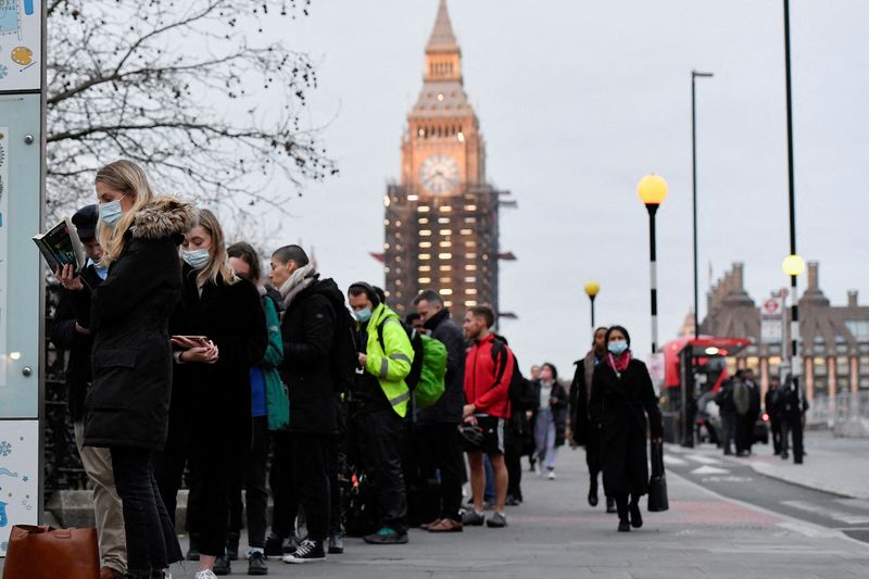  Varias personas esperan en fila en el puente de Westminster para recibir una dosis de la vacuna de COVID-19. REUTERS/Toby Melville