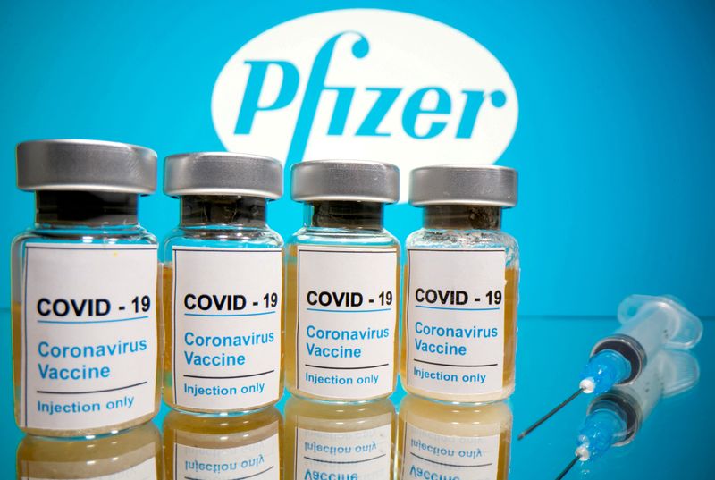 Varios viales con la etiqueta "COVID-19 / Vacuna coronavirus / Sólo para inyección" en inglés y una jeringa médica ante el logotipo de Pfizer en esta imagen de ilustración tomada el 31 de octubre de 2020 (Foto de archivo: Reuters/ Dado Ruvic)