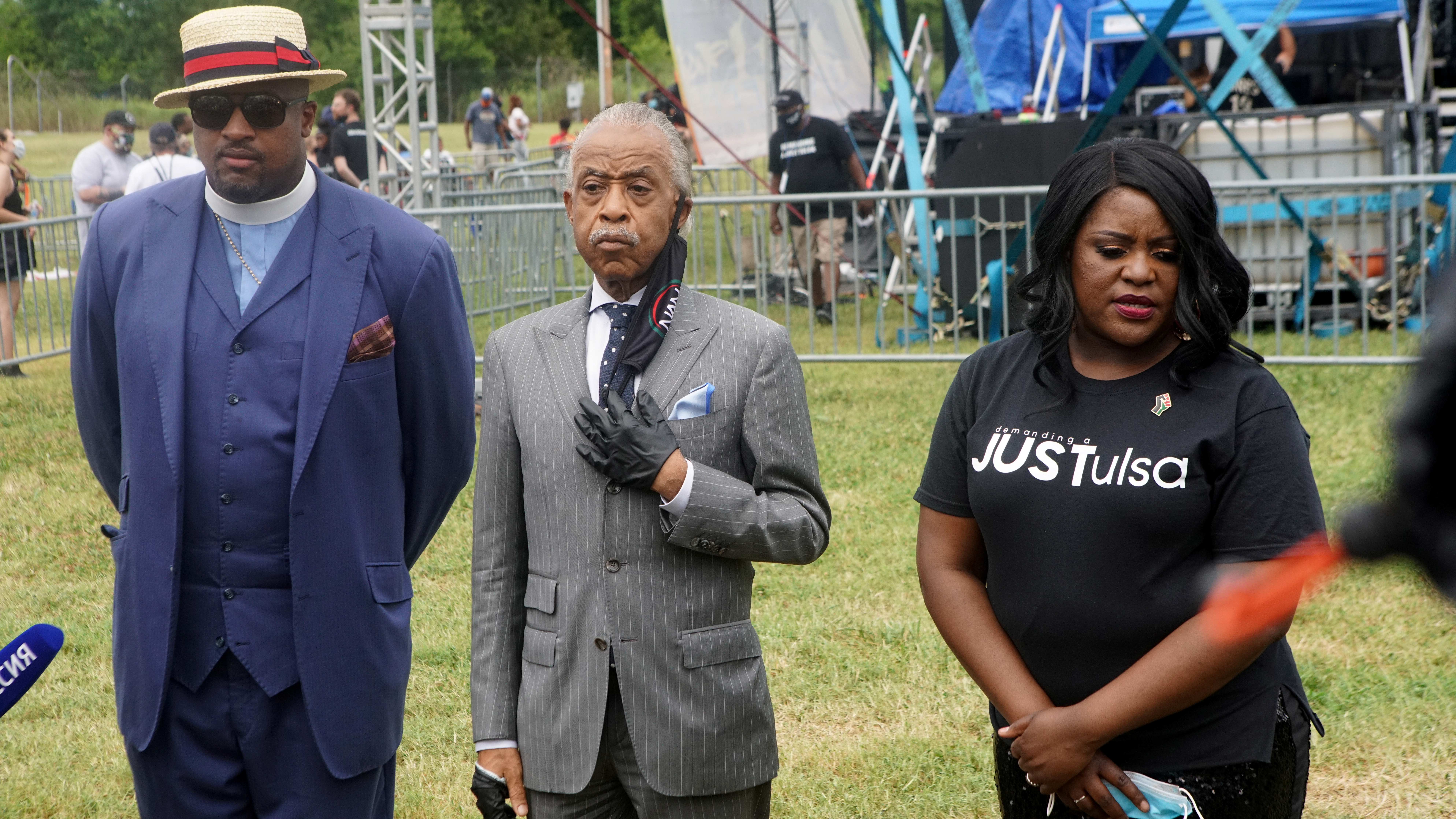 El reverendo Al Sharpton junto a Robert Turner y Tiffany Crutcher durante las conmemoraciones de Juneteenth REUTERS/Lawrence Bryant