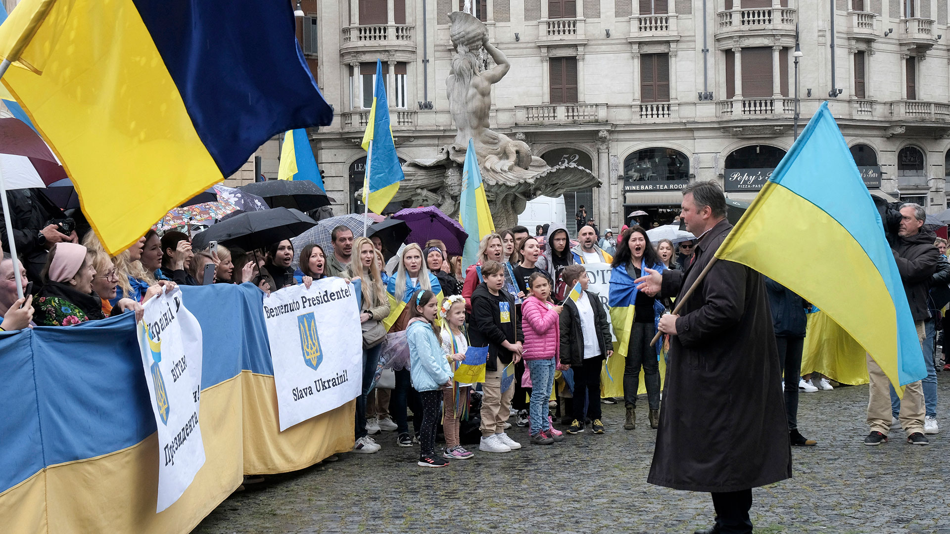 Ucranianos en las calles de Roma (Mauro Scrobogna/LaPresse via AP)