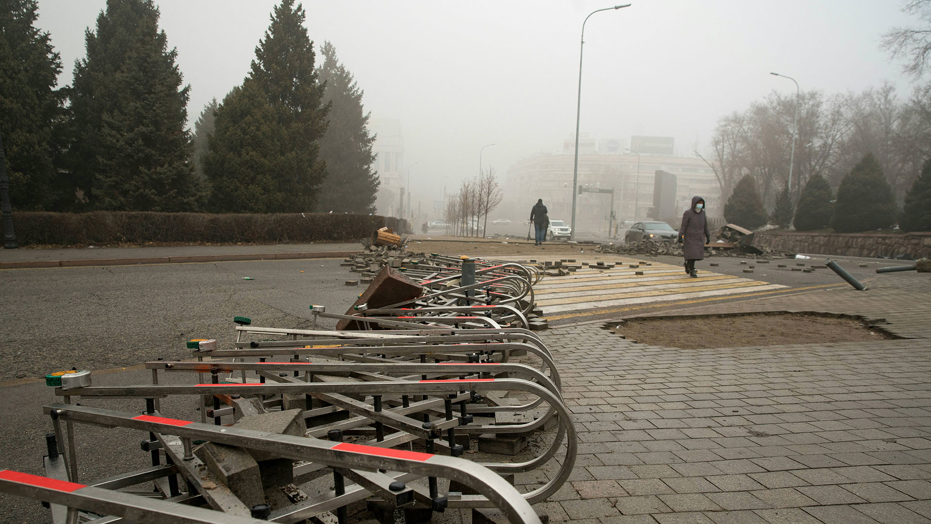 Los destrozos en una de las plazas principales de Almaty (Alexander BOGDANOV / AFP)