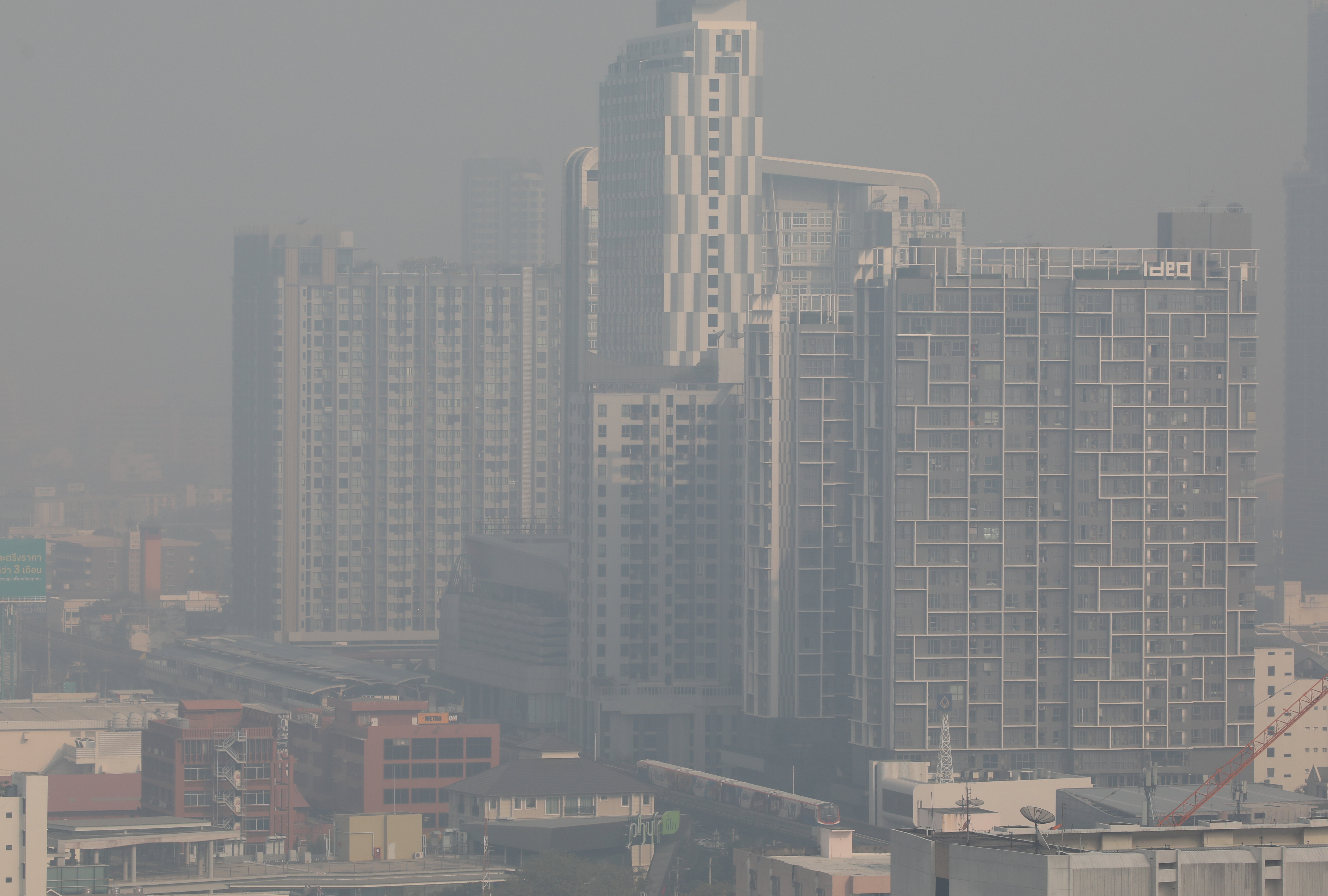 Edificios en Bangkok, Tailandia son apenas visibles por la contaminación ambiental en la ciudad (REUTERS/Soe Zeya Tun)