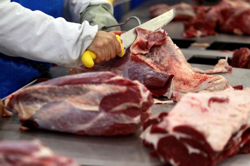 Según un estudio, sustituir el 10% de la ingesta diaria de carne reduciría la huella de carbono y agregaría 48 minutos saludables de vida por día (Reuters)