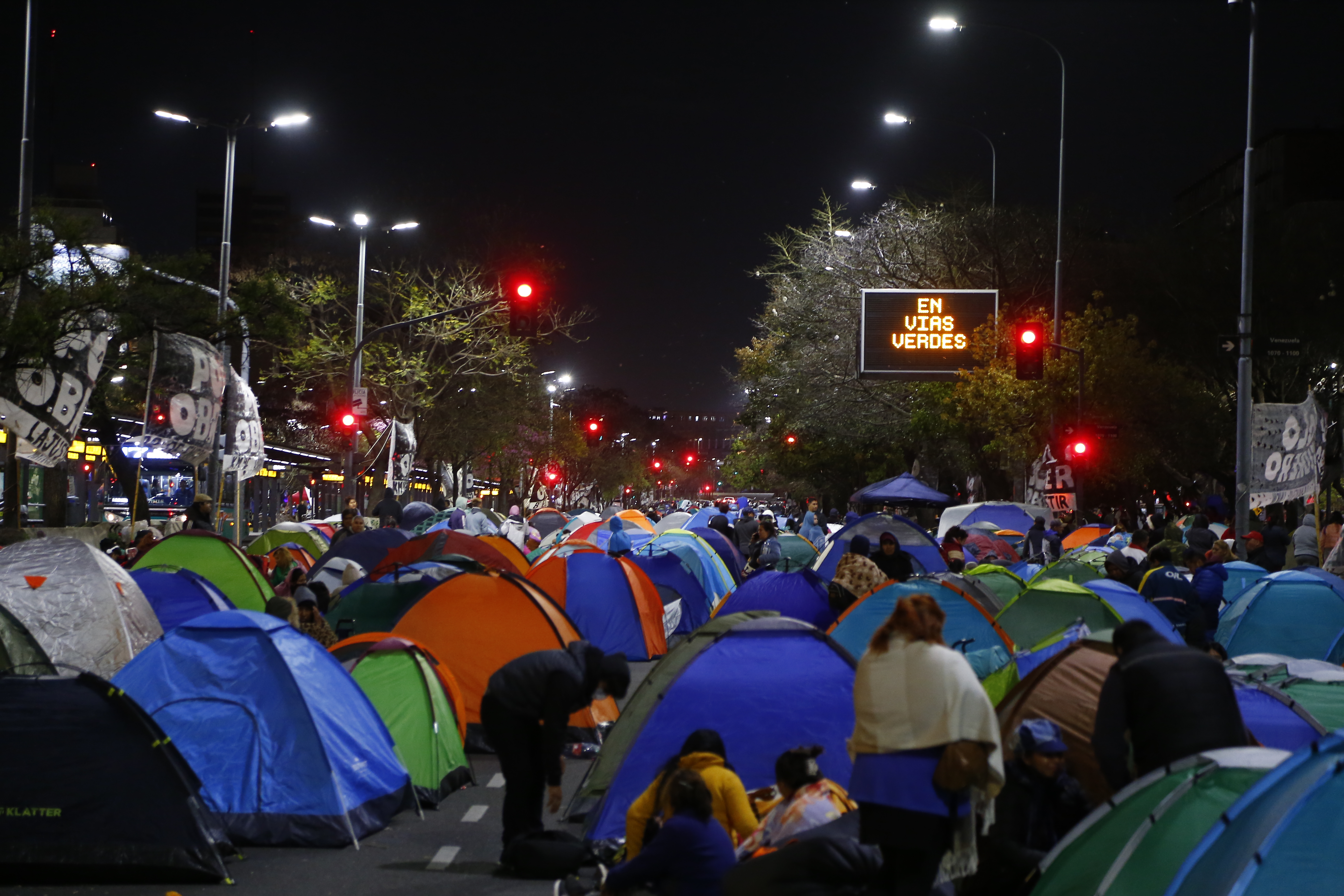 Los piqueteros pasaron la noche acampando frente al Ministerio de Desarrollo Social (Luciano Gonzales)