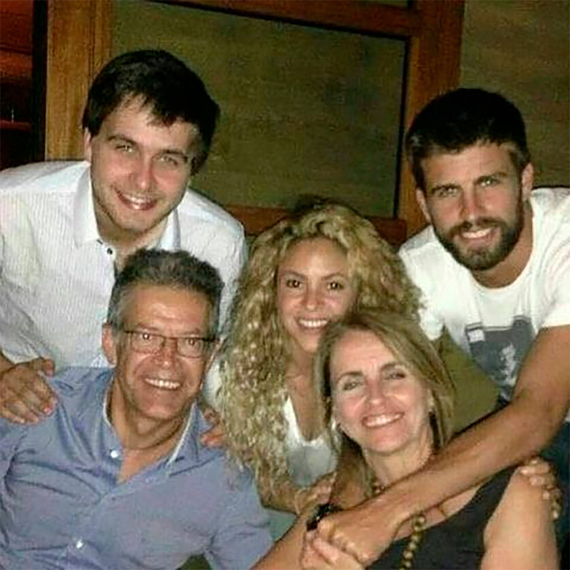 Marc junto a su hermano, sus padres y Shakira, con quien tuvo una buena relación 