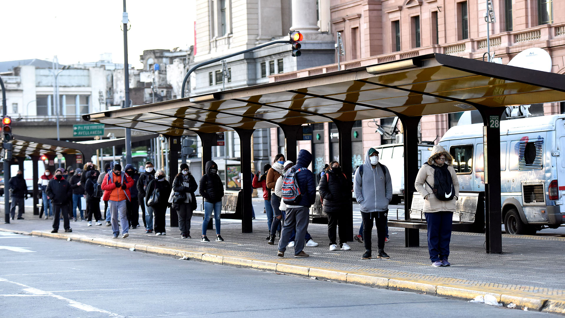 Los sensores que tiene la Secretaría de Transporte en las principales avenidas porteñas registraron esta mañana una circulación de 12 mil vehículos, que significa una caída del 4% respecto al miércoles pasado.