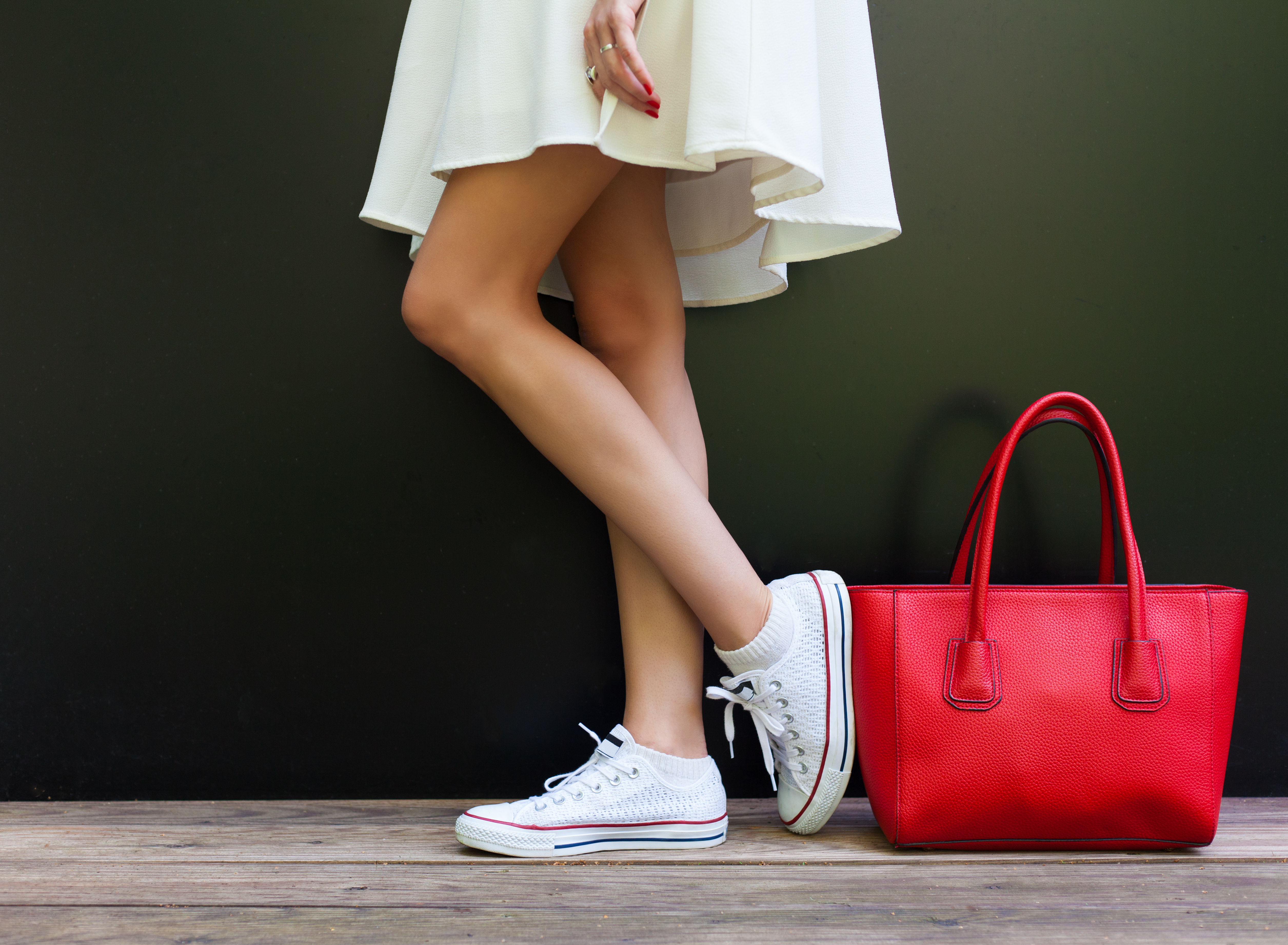 Las zapatillas serán los nuevos zapatos de taco para las mujeres en los outfits (Shutterstock)
