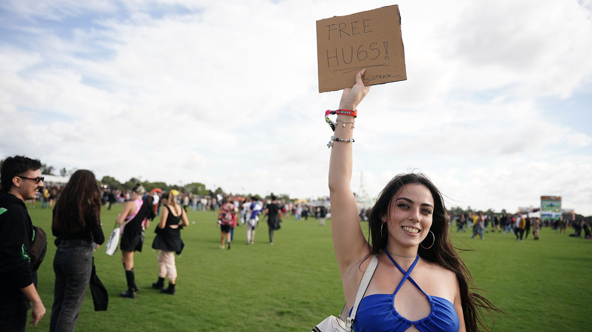 Бесплатные объятия» в Lollapalooza: двое молодых людей воспроизвели  предложение, которое уже сейчас в моде во всем мире - Infobae